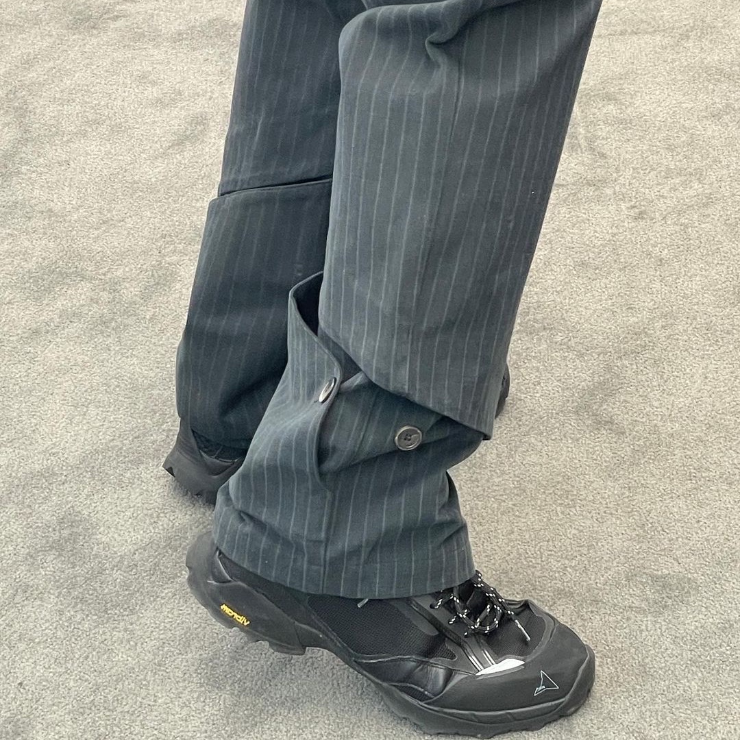 Curated Parade Gem Trousers Grey Stripe 착용 스타일 - 1