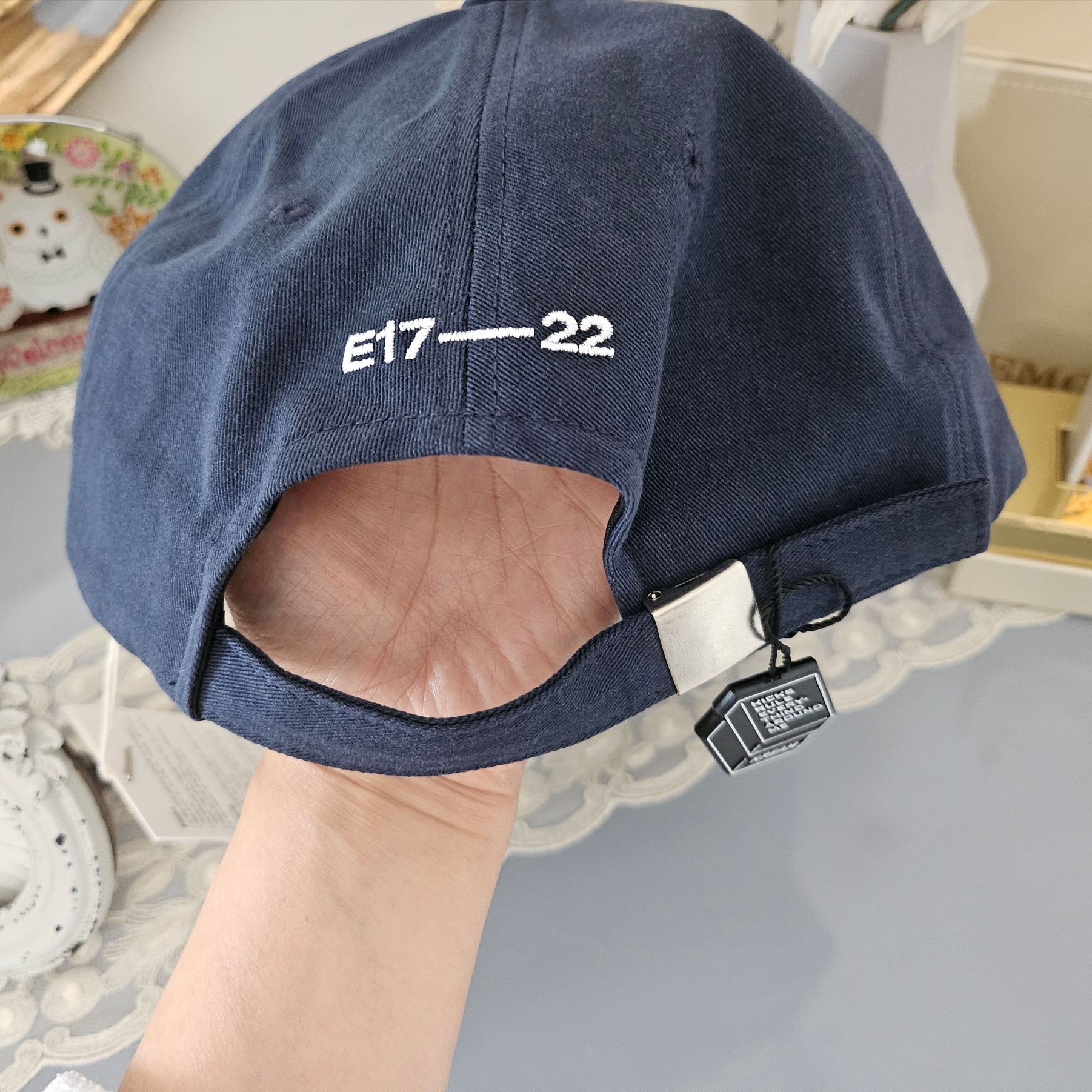 Emis Wappen Ball Cap Navy 착용 스타일 - 3