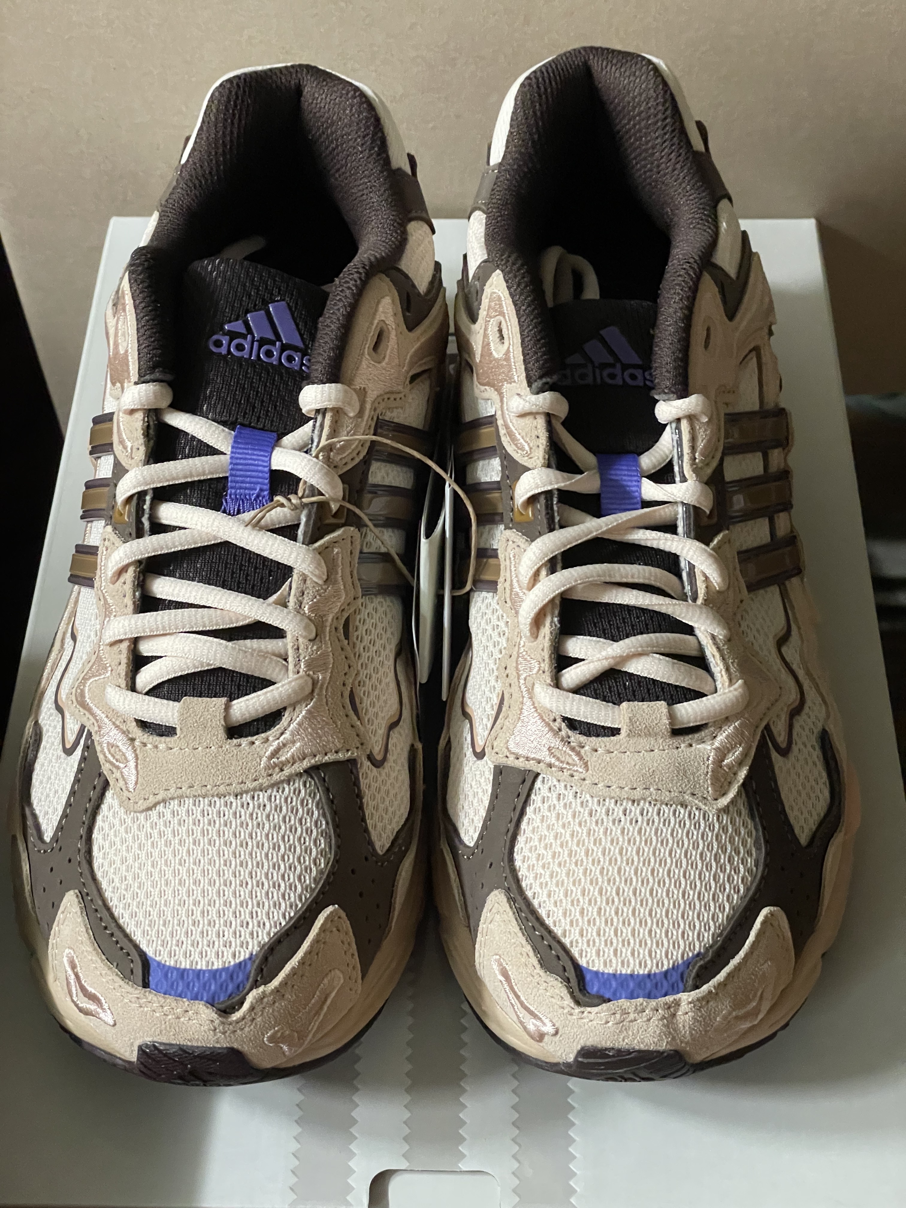 Adidas x Bad Bunny Response CL Ecru Tint 착용 스타일 - 6