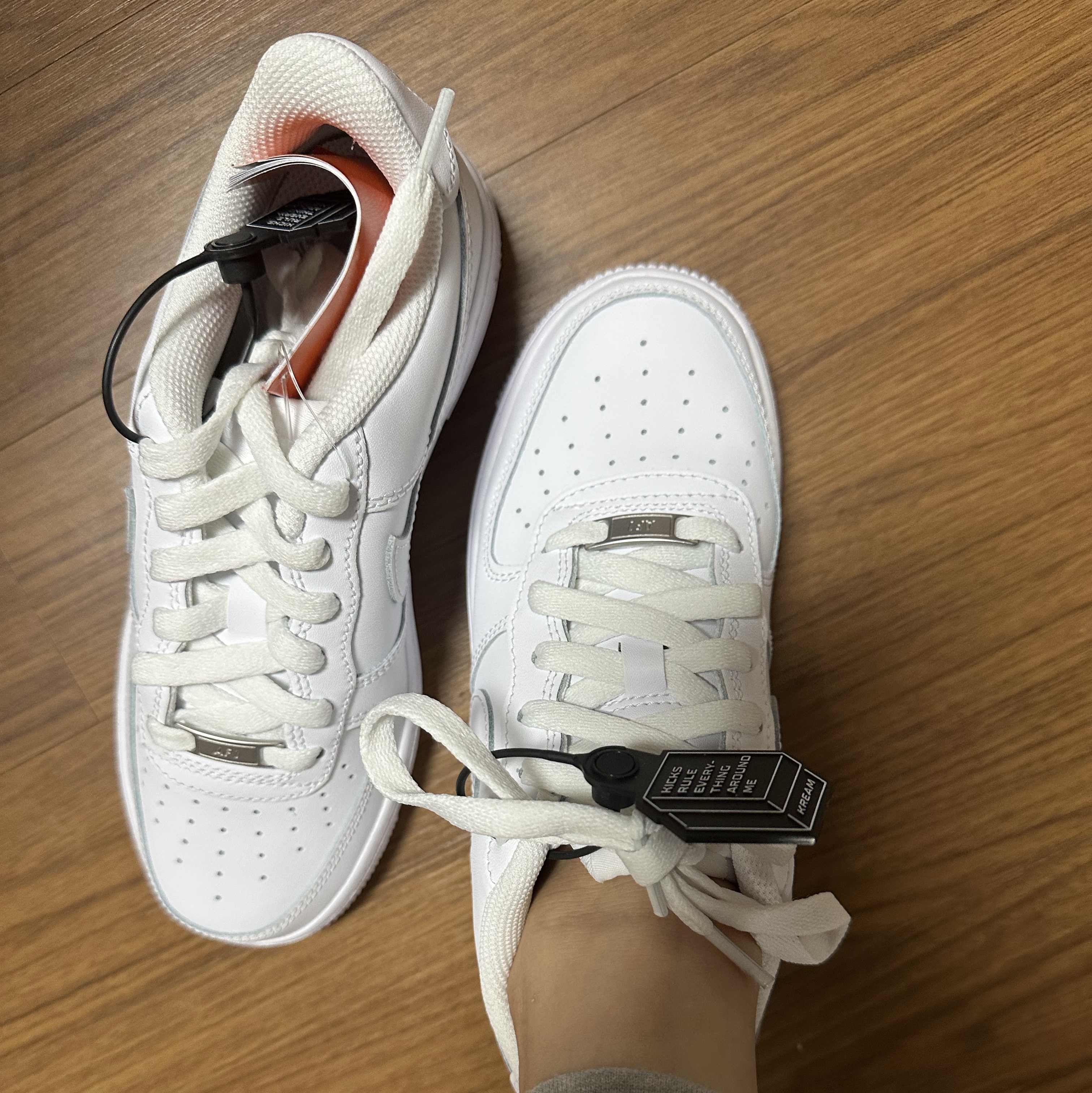 (GS) Nike Air Force 1 LE White 착용 스타일 - 5