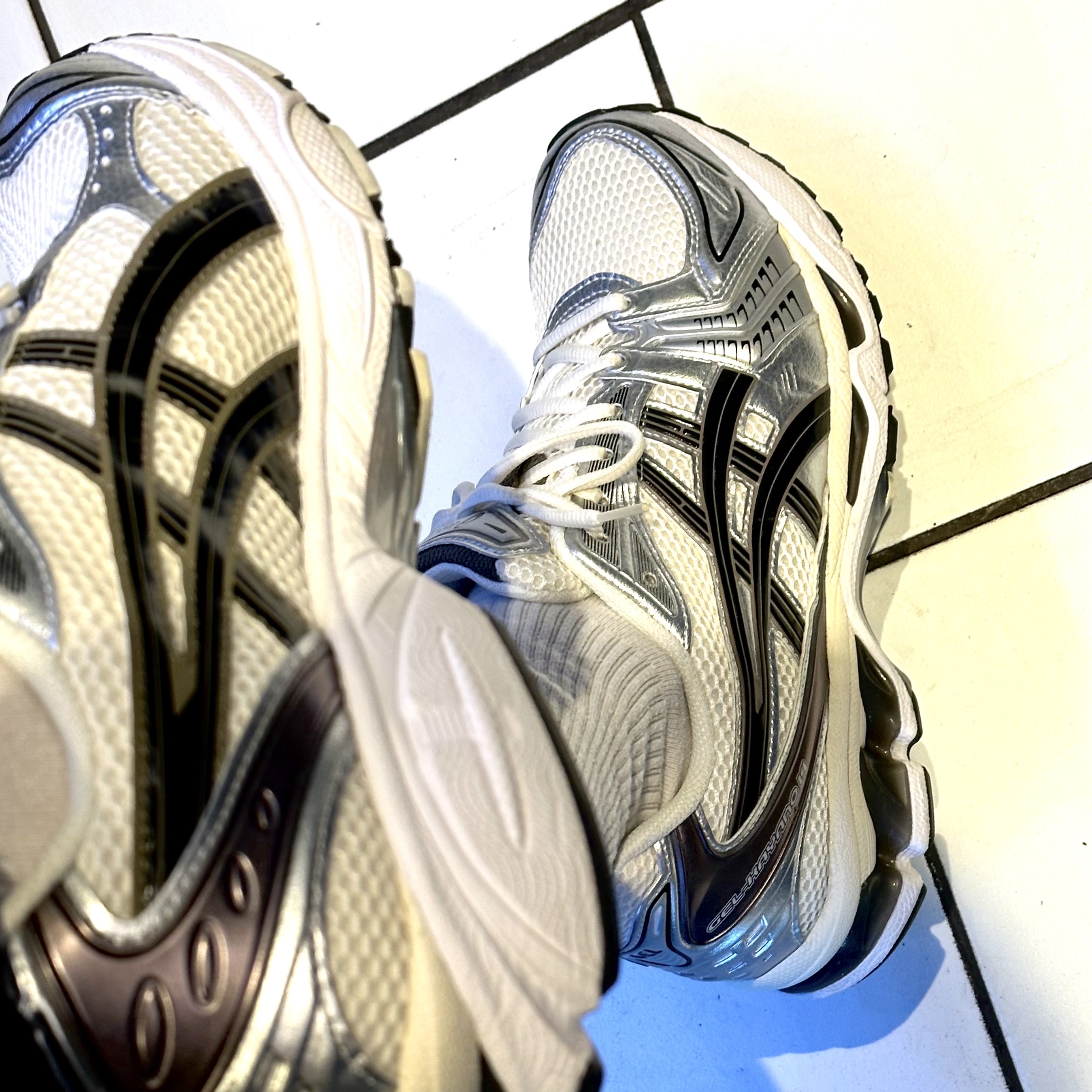 Asics Gel-Kayano 14 Cream Black 착용 스타일