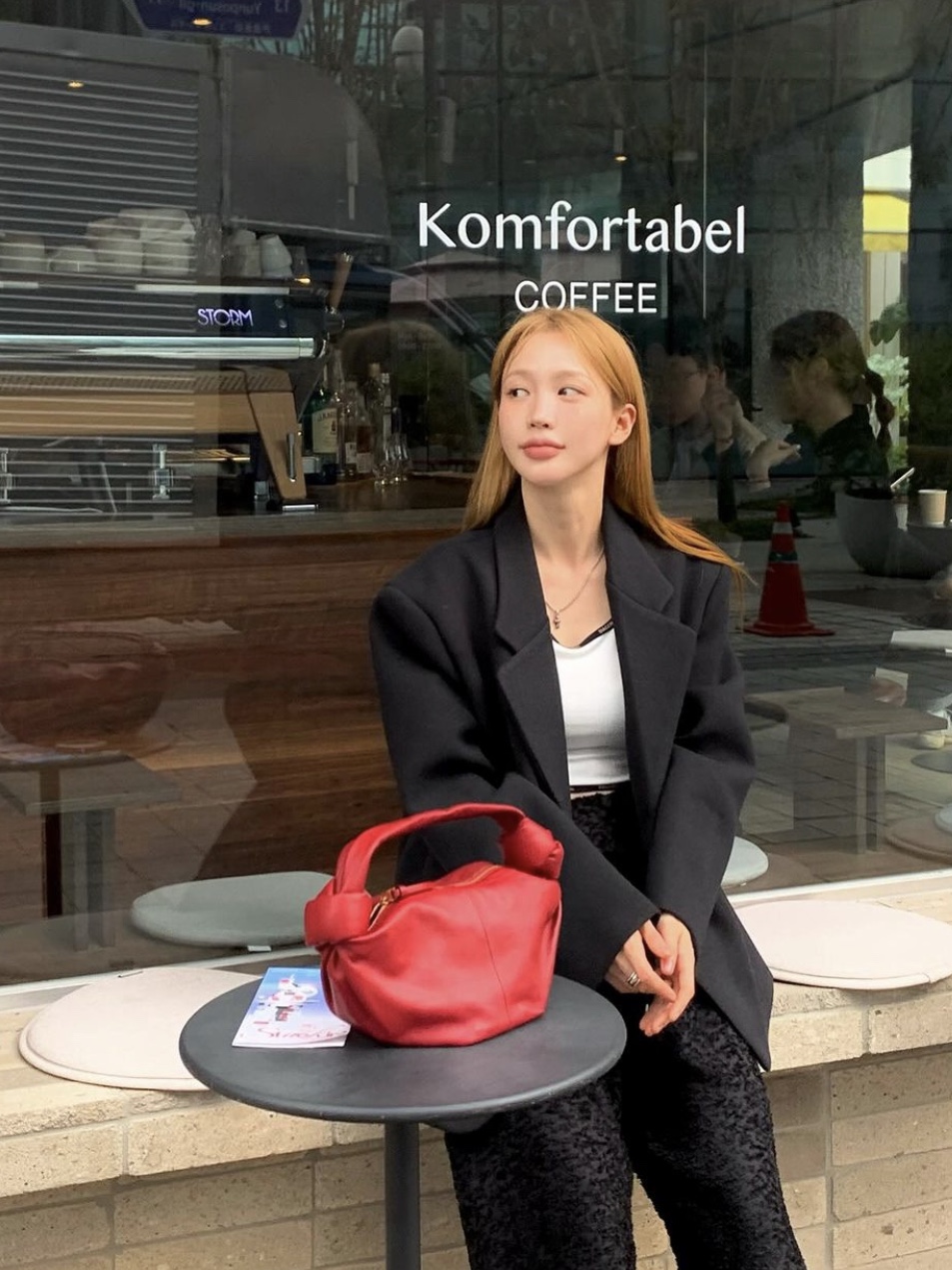 Bottega Veneta Double Knot Dark Red 착용 스타일