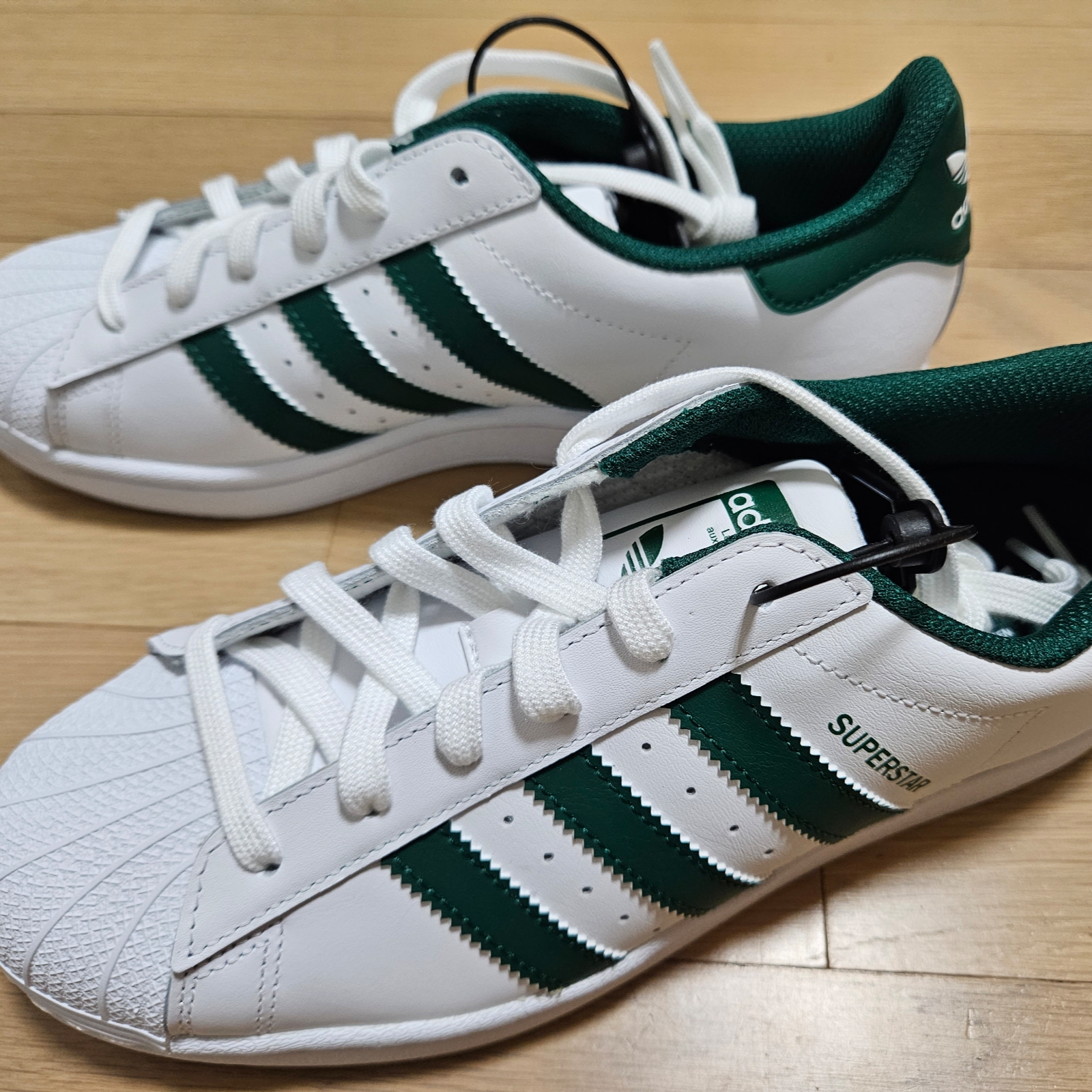 Adidas Superstar White Collegiate Green 착용 스타일 - 1