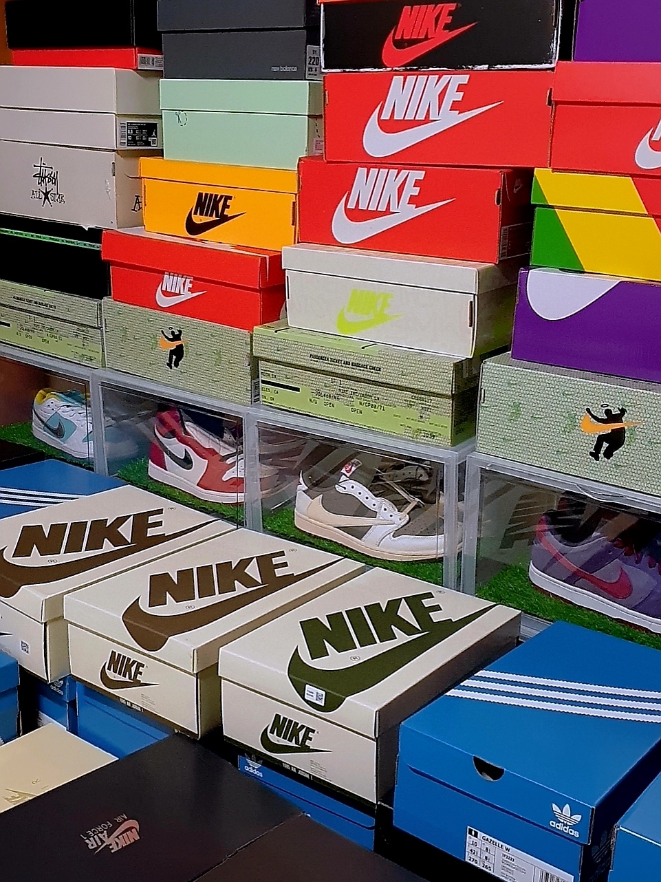 Nike Dunk Low SP Plum 2020, Jordan 1 x Travis Scott Retro Low OG SP Sail and Ridgerock 착용 스타일
