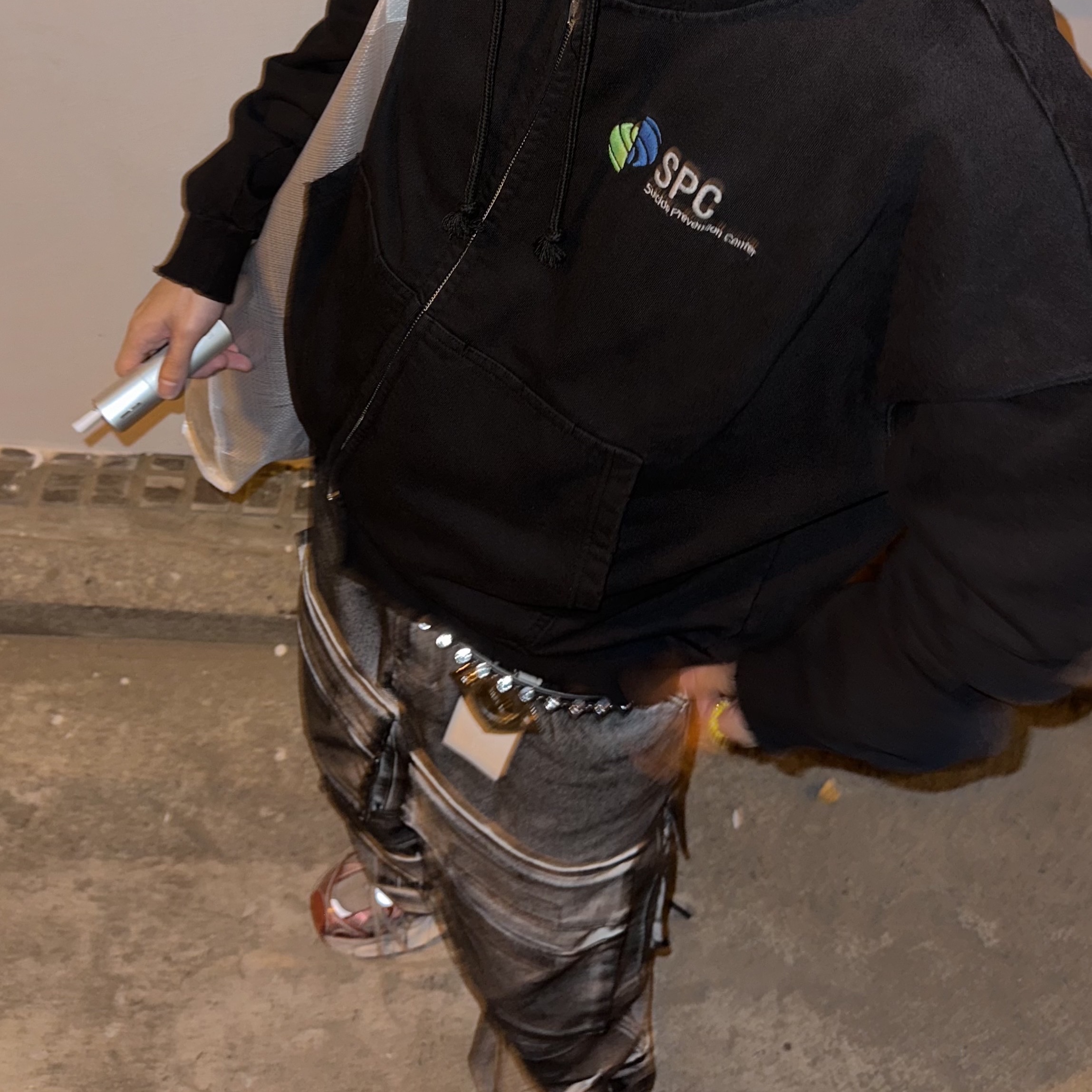 Project G/R SPC Cropped Distressed Zip Hoodie Washed Black, Project G/R Painted Denim Cargo Dirty White 착용 스타일 - 2