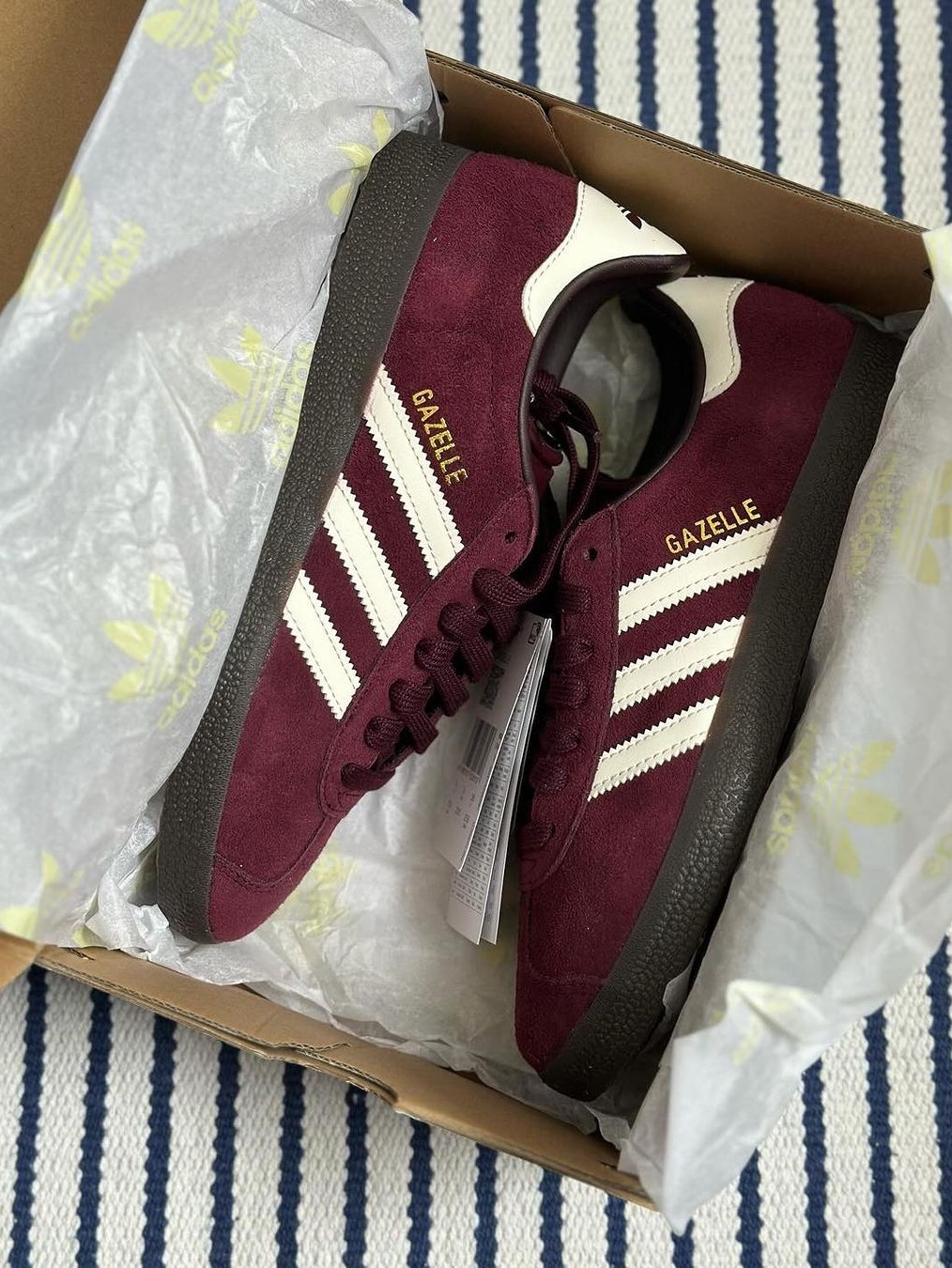 Adidas Gazelle Collegiate Burgundy, Adidas Superstar Core Black White 착용 스타일 - 2