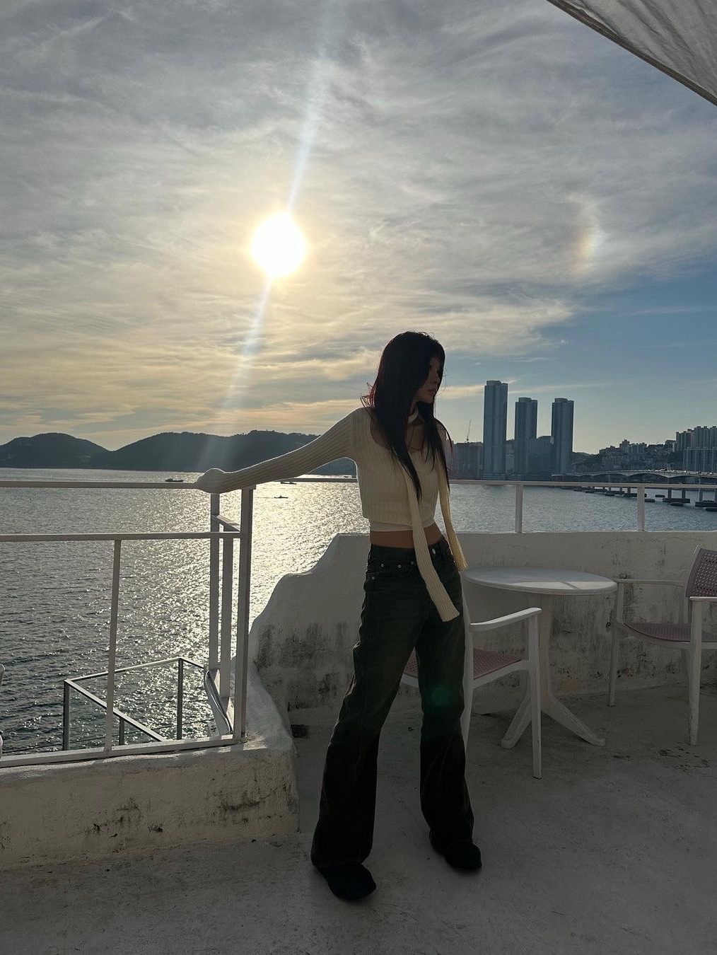 Millo Women Curved Flare Jeans Washed Brown, Millo Women Curved Flare Jeans Vintage Blue 착용 스타일 - 2