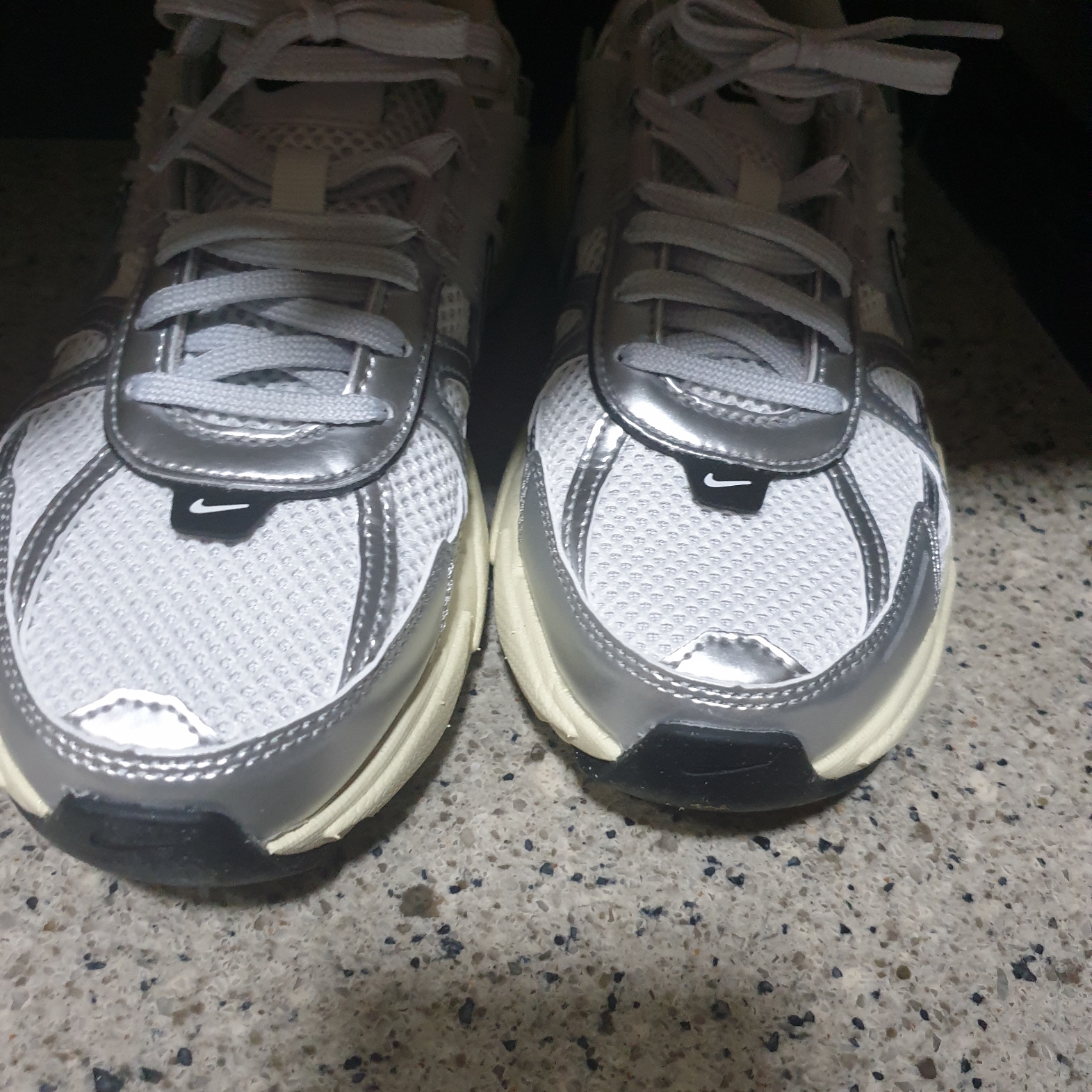 Nike V2K Run Summit White Metallic Silver 착용 스타일