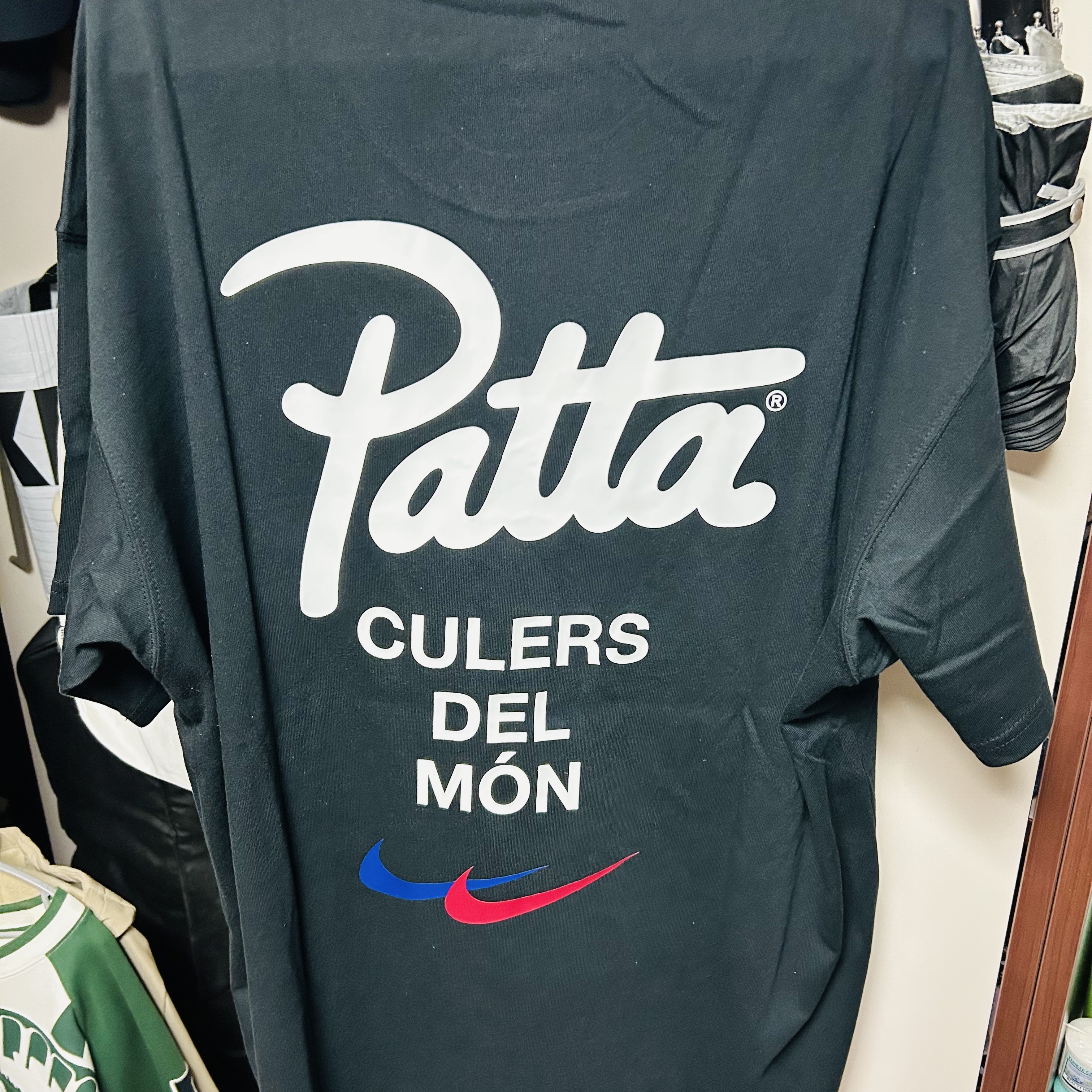 Nike x Patta x FC Barcelona Max90 T-Shirt Culers del Món (FJ4208-010) 착용 스타일 - 2