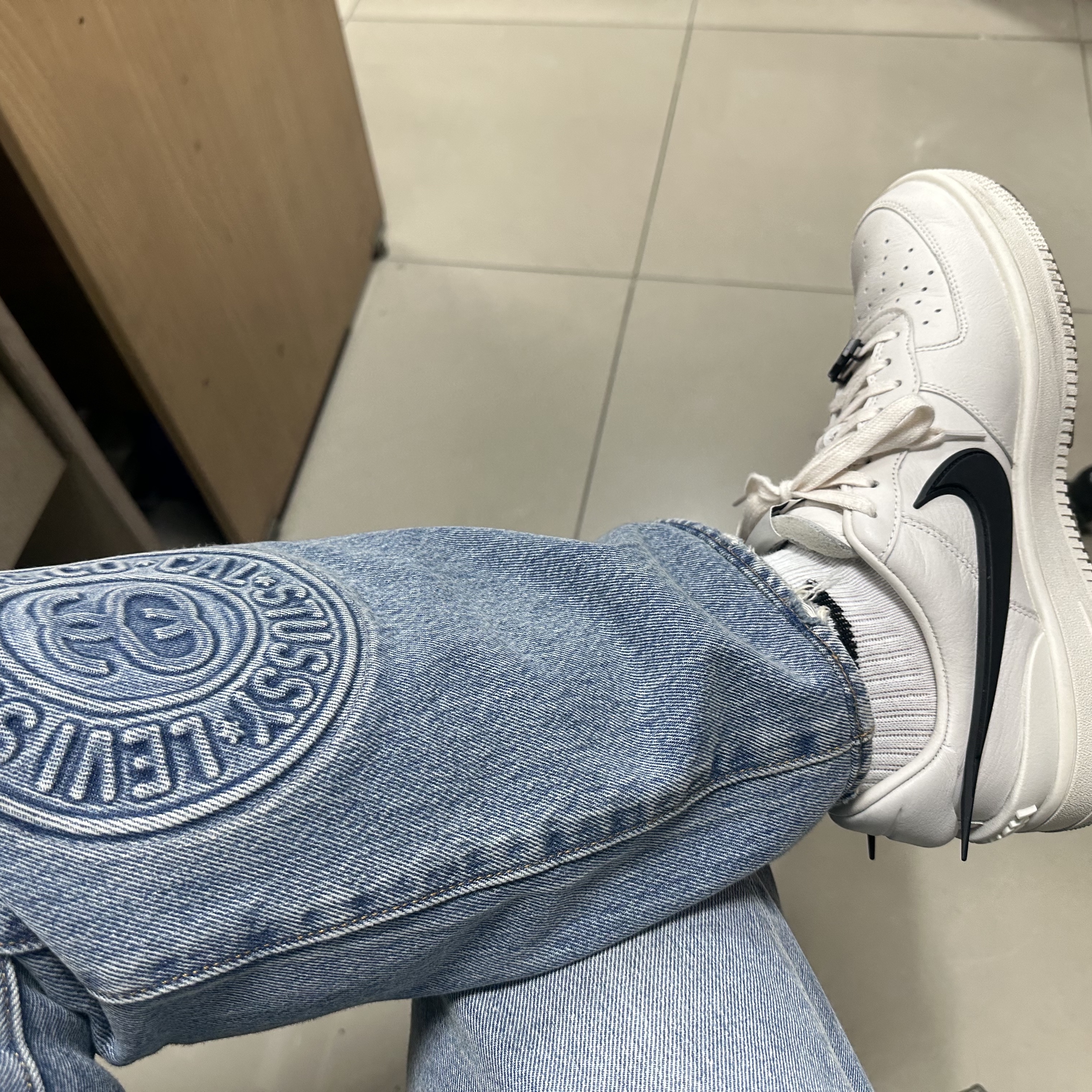 Stussy x Levi's Embossed 501 Jean Indigo, Nike x Ambush Air Force 1 Low SP Phantom 착용 스타일