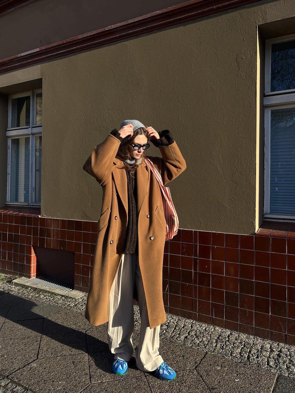 (W) UGG Classic Mini II Boots Chestnut, Prada Re-Nylon Re-Edition 2000 Mini Bag Desert Beige 착용 스타일 - 4