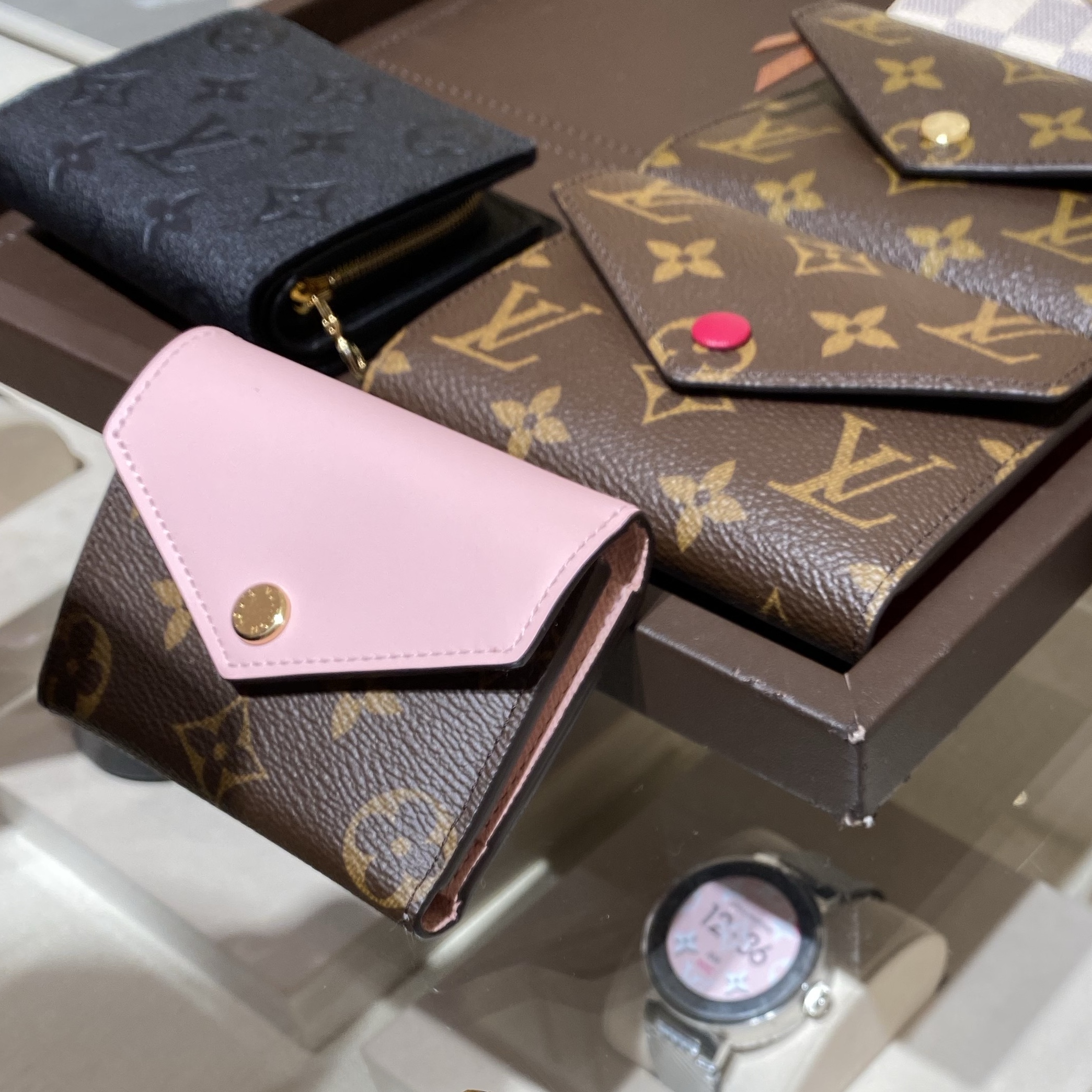 Louis Vuitton Zoe Wallet Monogram Rose Ballerine Pink 착용 스타일