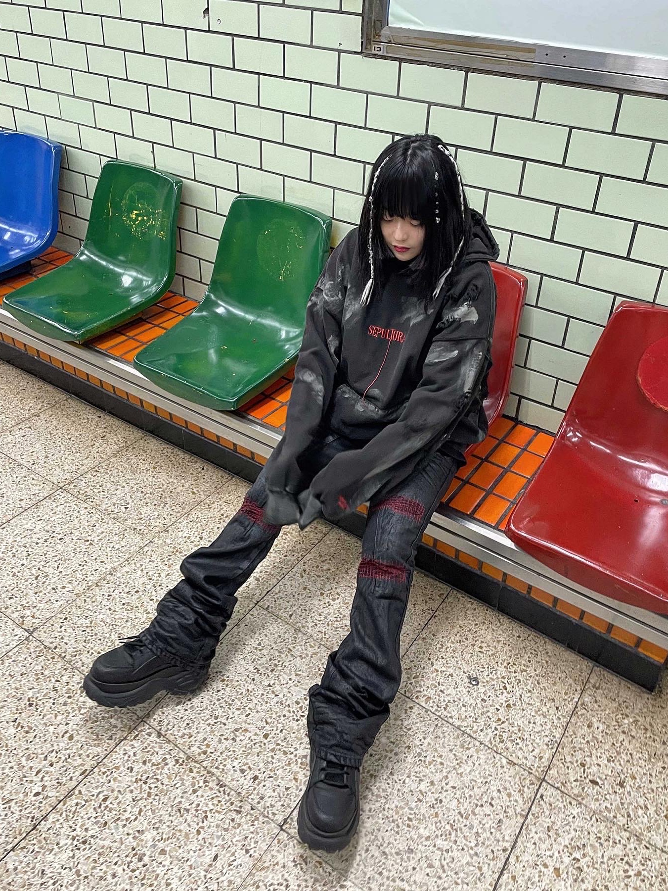 Undermycar Sepultura Damage Washed Hood Rubber Dirty Coated - 23SS, Undermycar x Emostanceclub Emoun Destroyed Cowhide Suede Red Stitch Denim Toreador - 23FW 착용 스타일 - 2