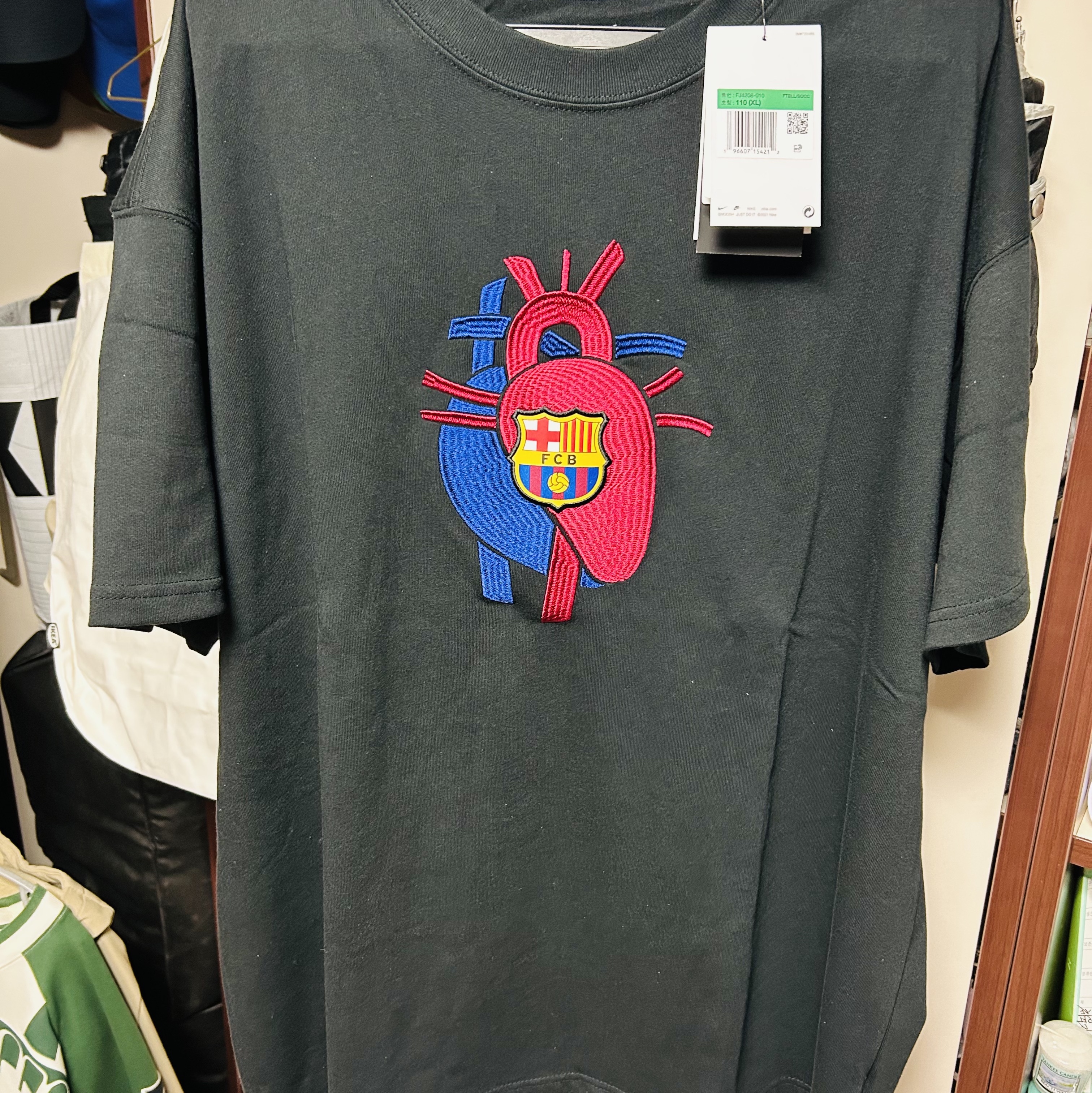 Nike x Patta x FC Barcelona Max90 T-Shirt Culers del Món (FJ4208-010) 착용 스타일 - 1