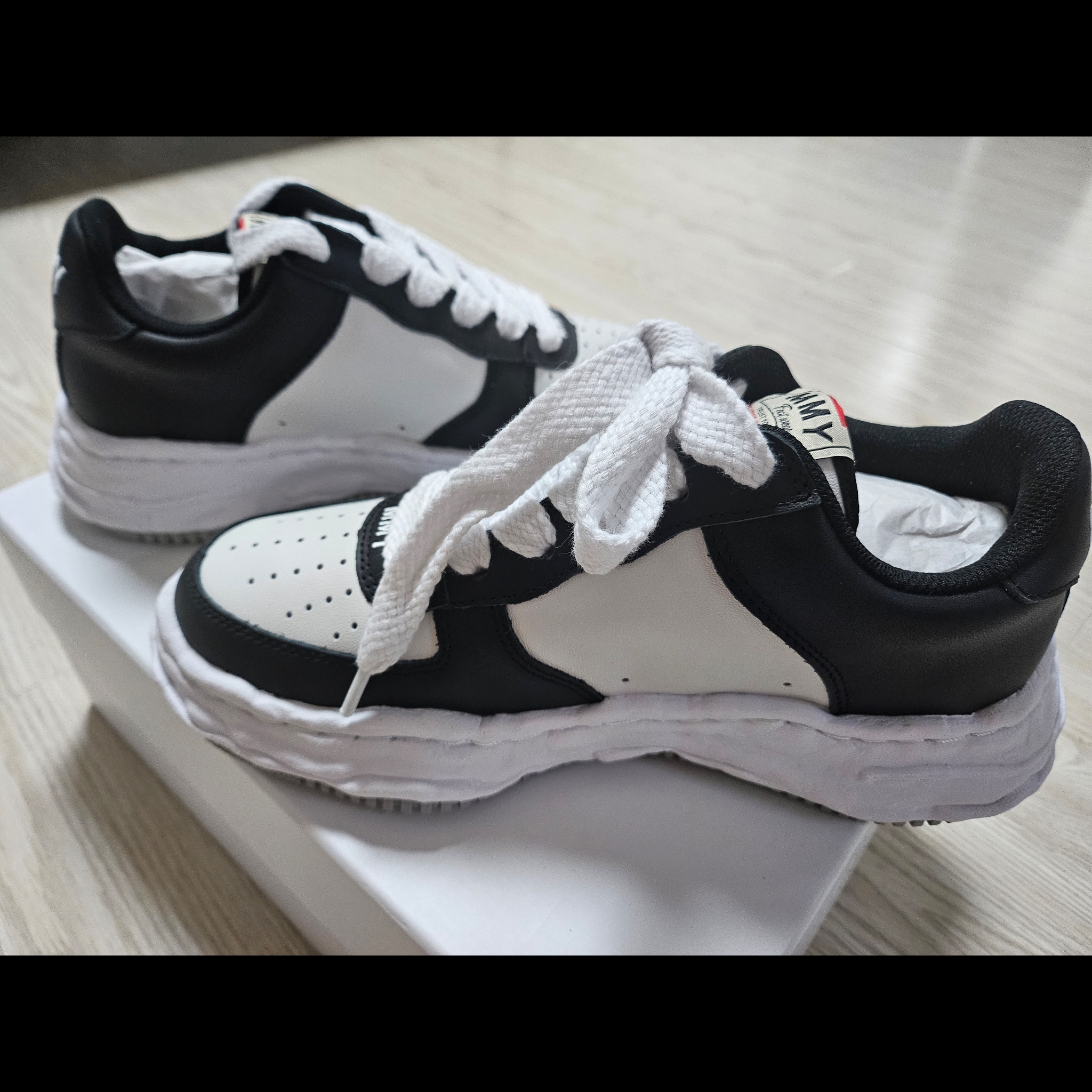 Maison Mihara Yasuhiro Wayne OG Sole Leather Low-top Sneakers Black White 착용 스타일 - 3
