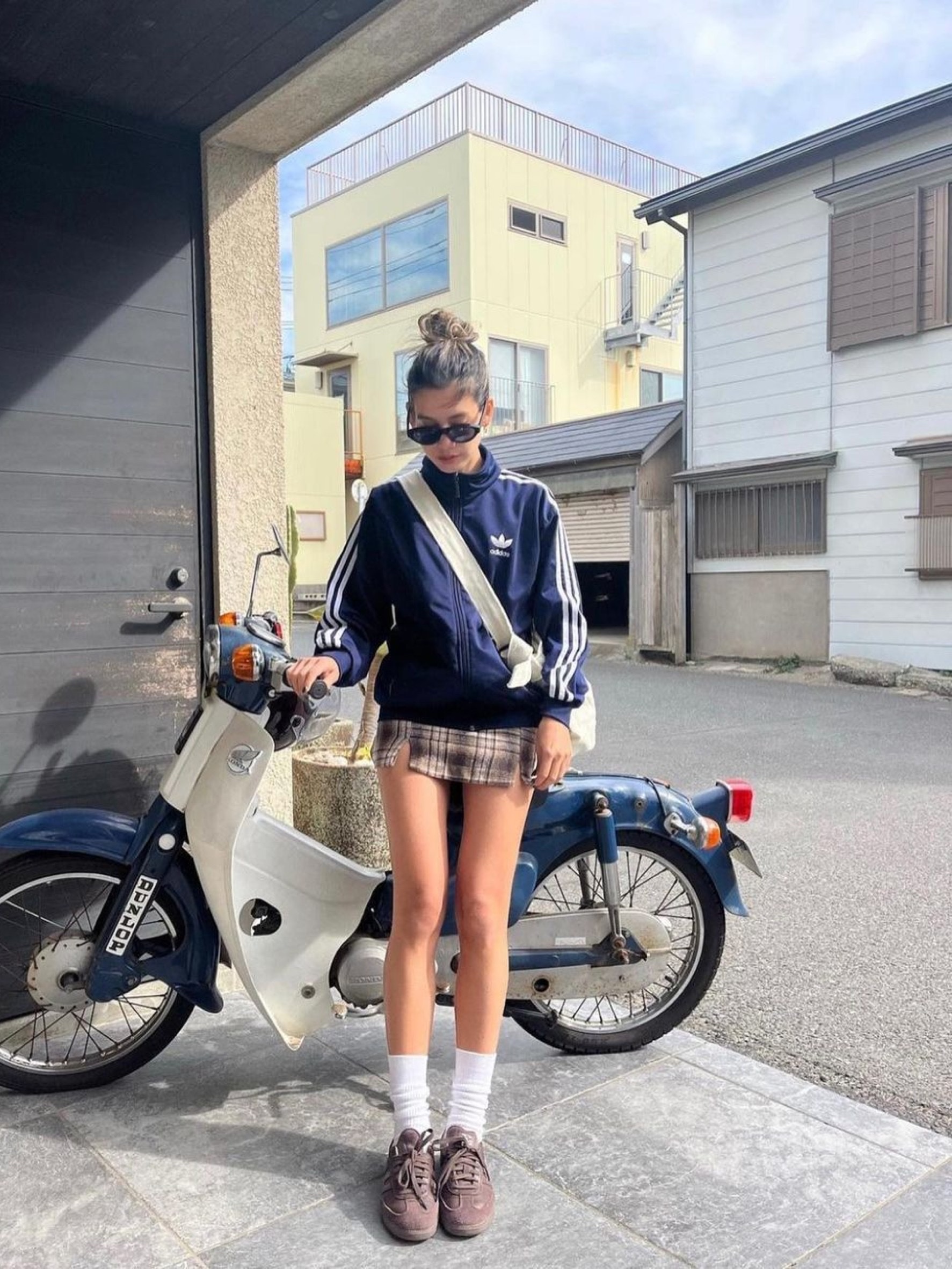 Balenciaga x Adidas Cropped Sweatpants Navy Blue, (Kids) Burberry Check Stretch Cotton Pleated Skirt Archive Beige 착용 스타일 - 4