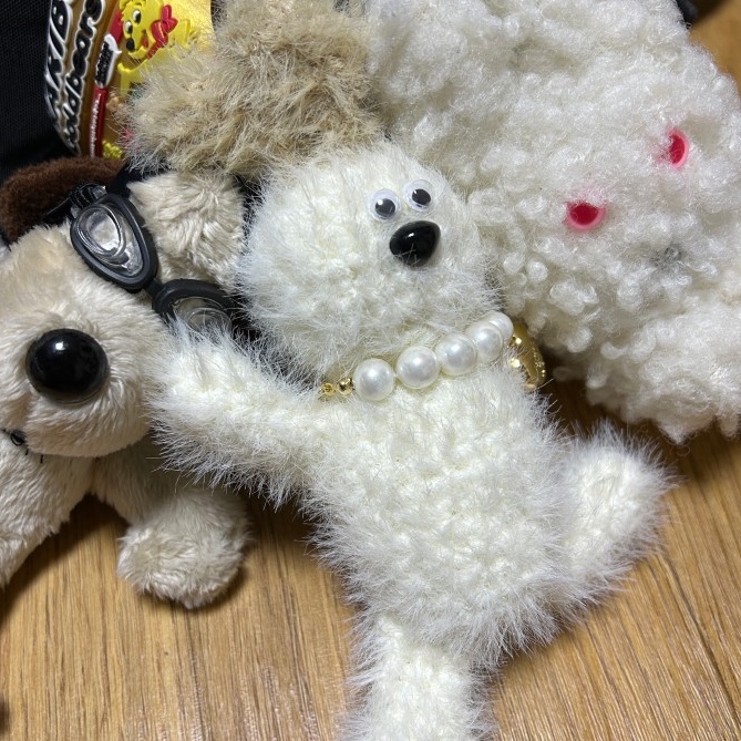 Margesherwood Wood Keyring White 착용 스타일