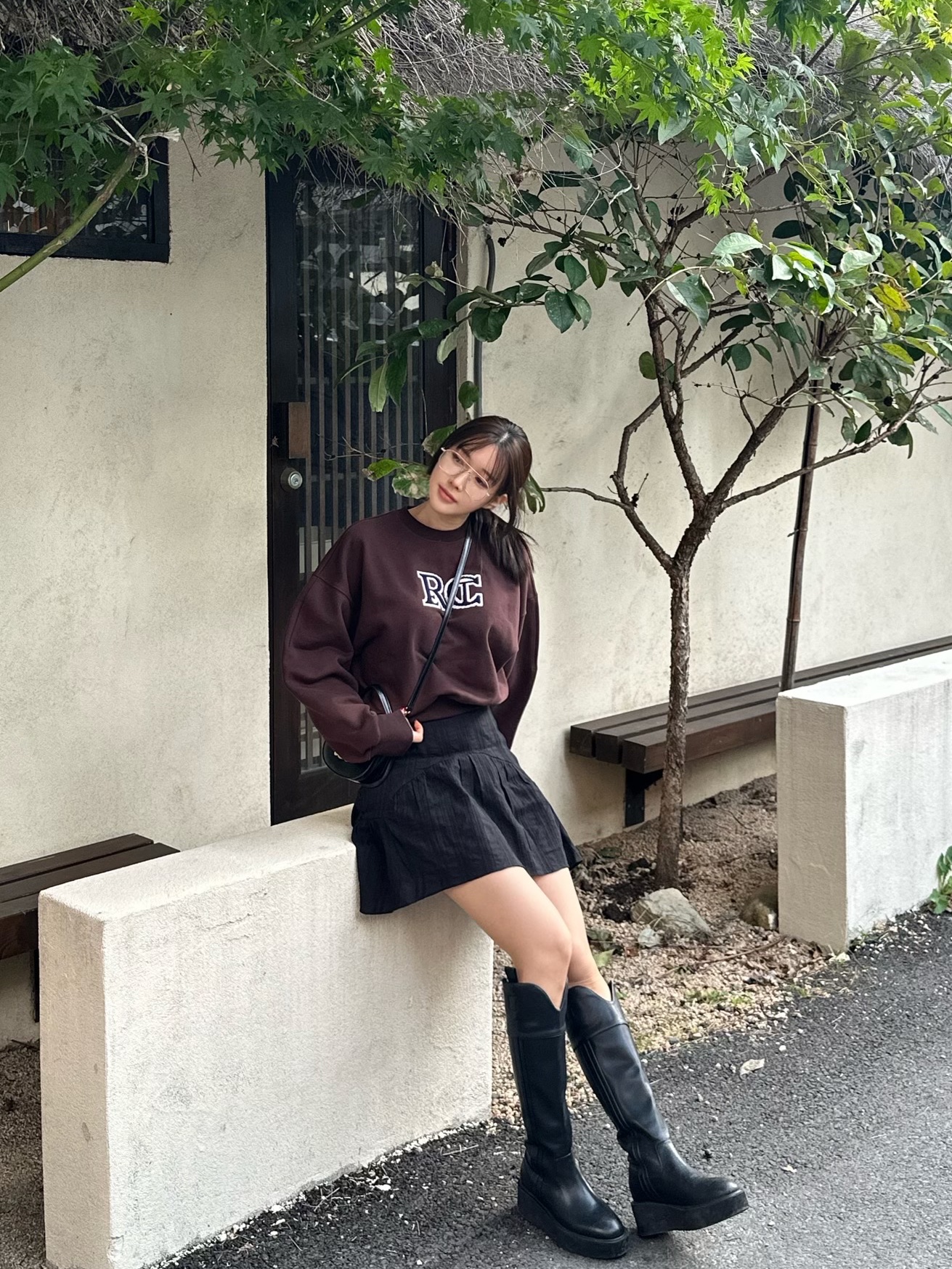 Celine Mini Besace Triomphe on Chain with Strass Closure in Shiny Calfskin Black 착용 스타일