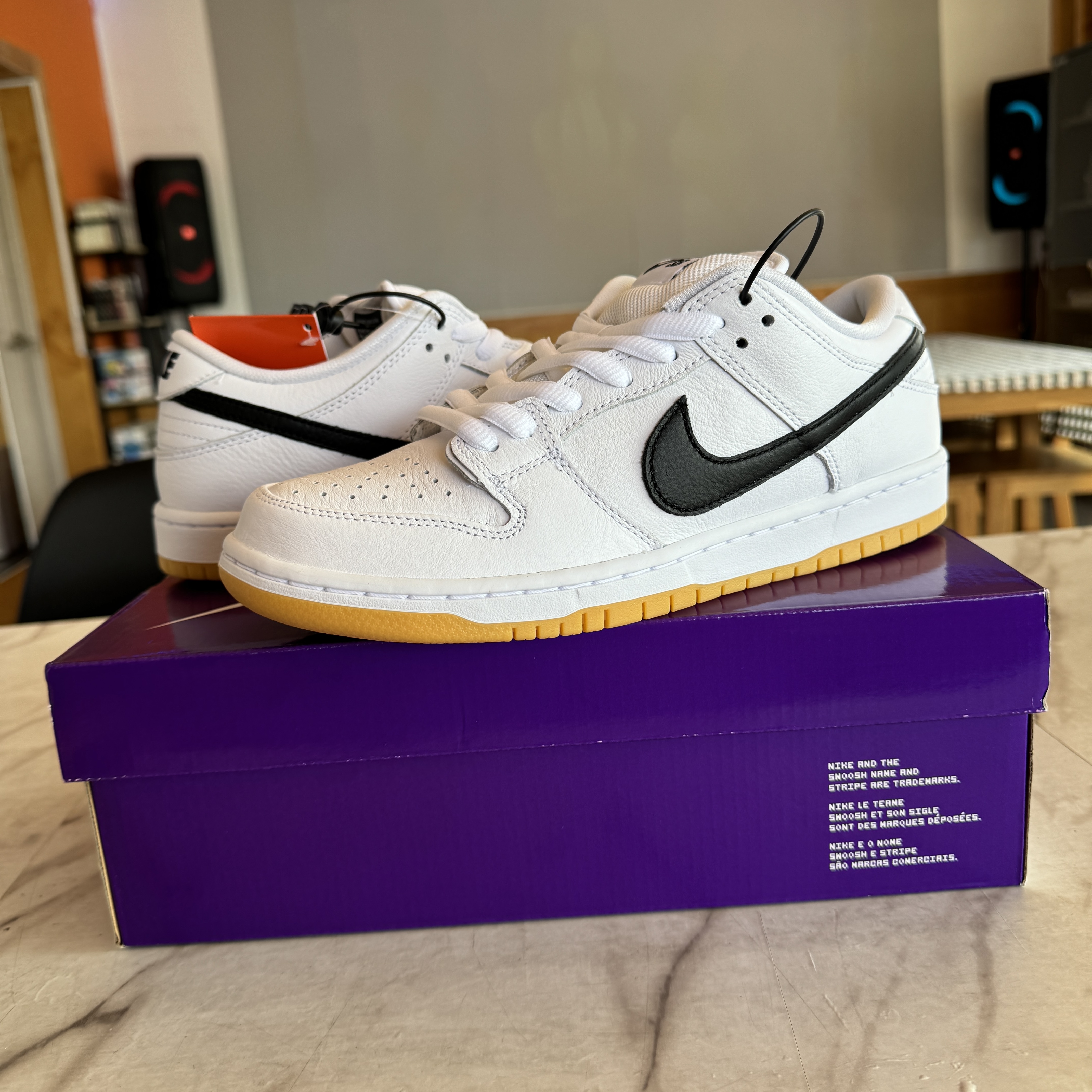 Nike SB Dunk Low Pro White and Gum Light Brown 착용 스타일 - 1