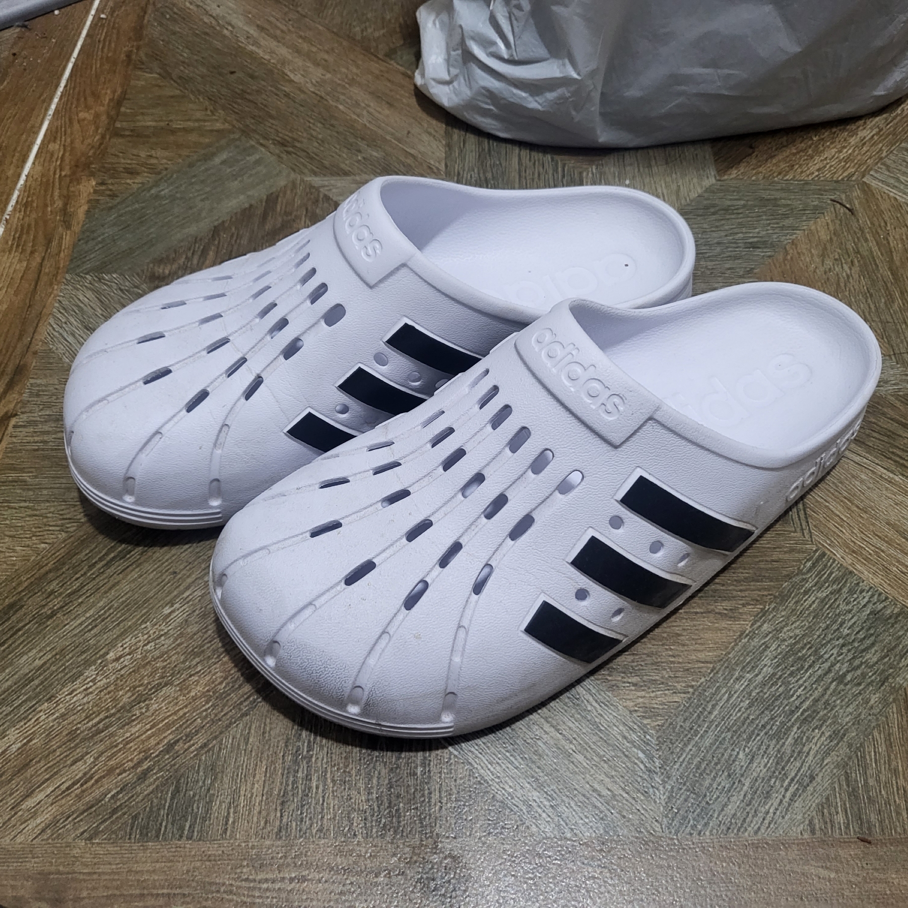 Adidas Adilette Clog White Black 착용 스타일