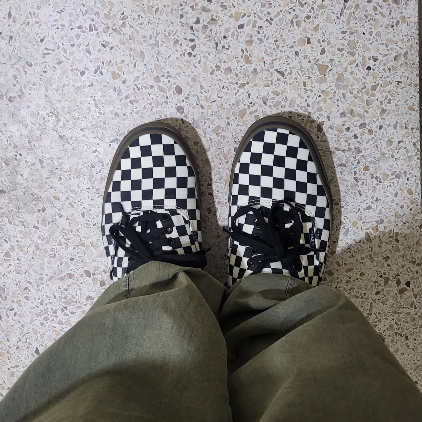 Vans Authentic Checkerboard Black White Gum 착용 스타일