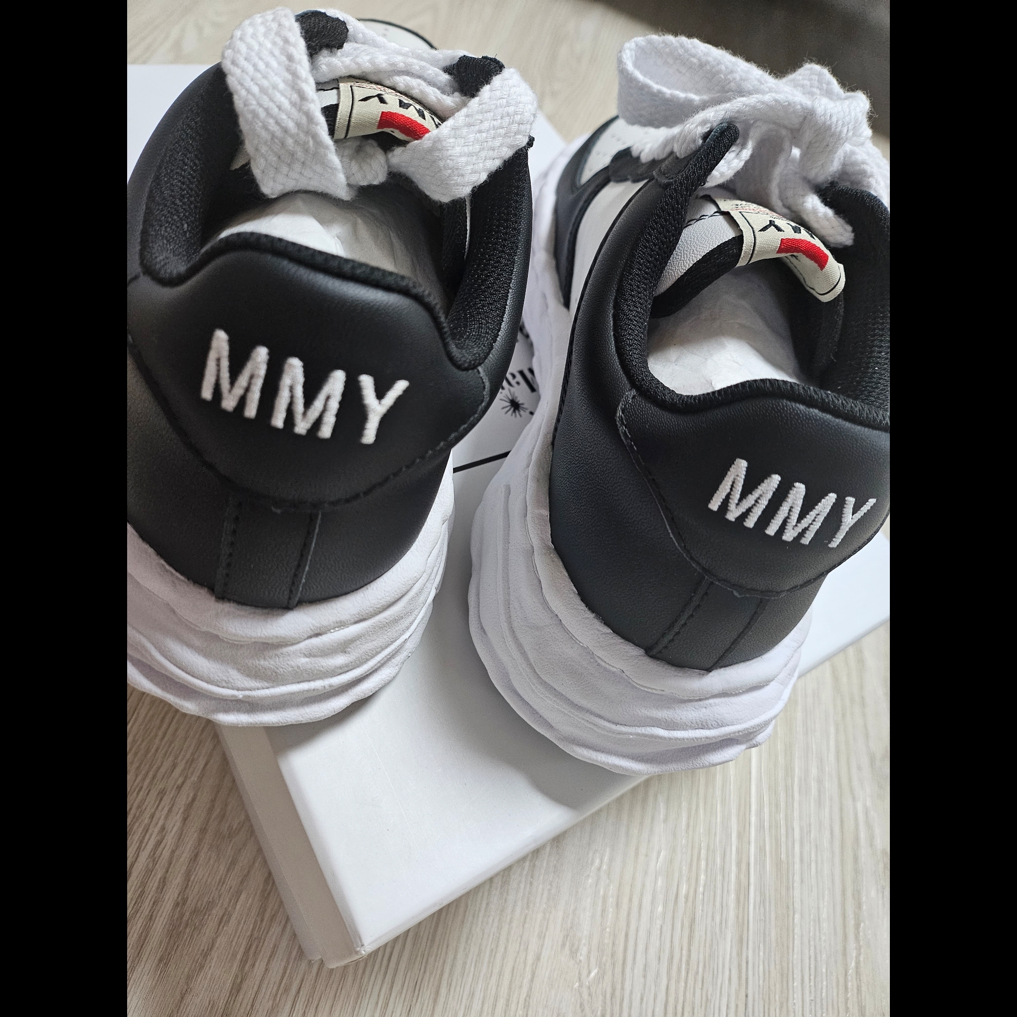 Maison Mihara Yasuhiro Wayne OG Sole Leather Low-top Sneakers Black White 착용 스타일 - 5