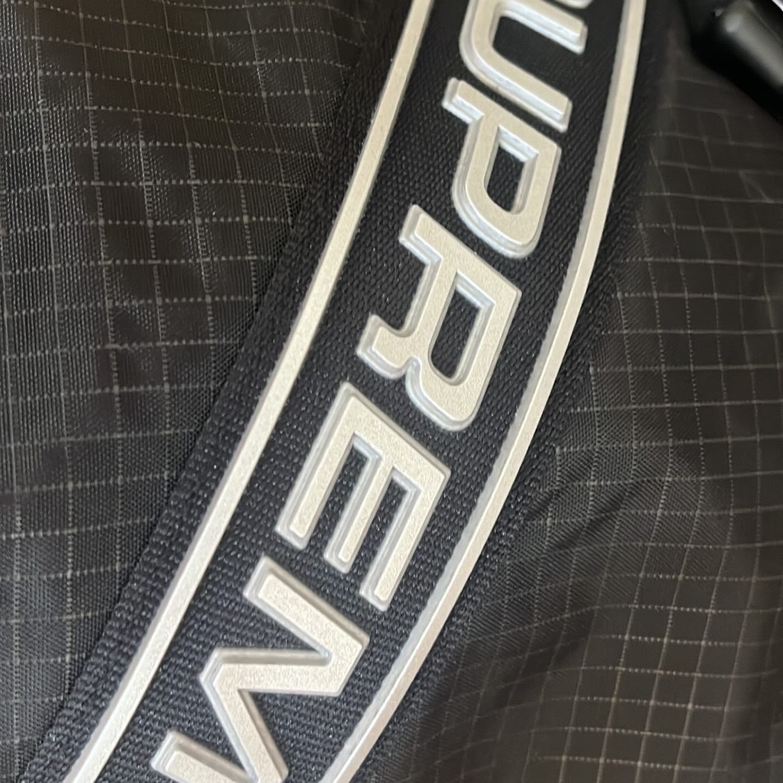 Supreme Small Cinch Pouch Black - 23FW 착용 스타일