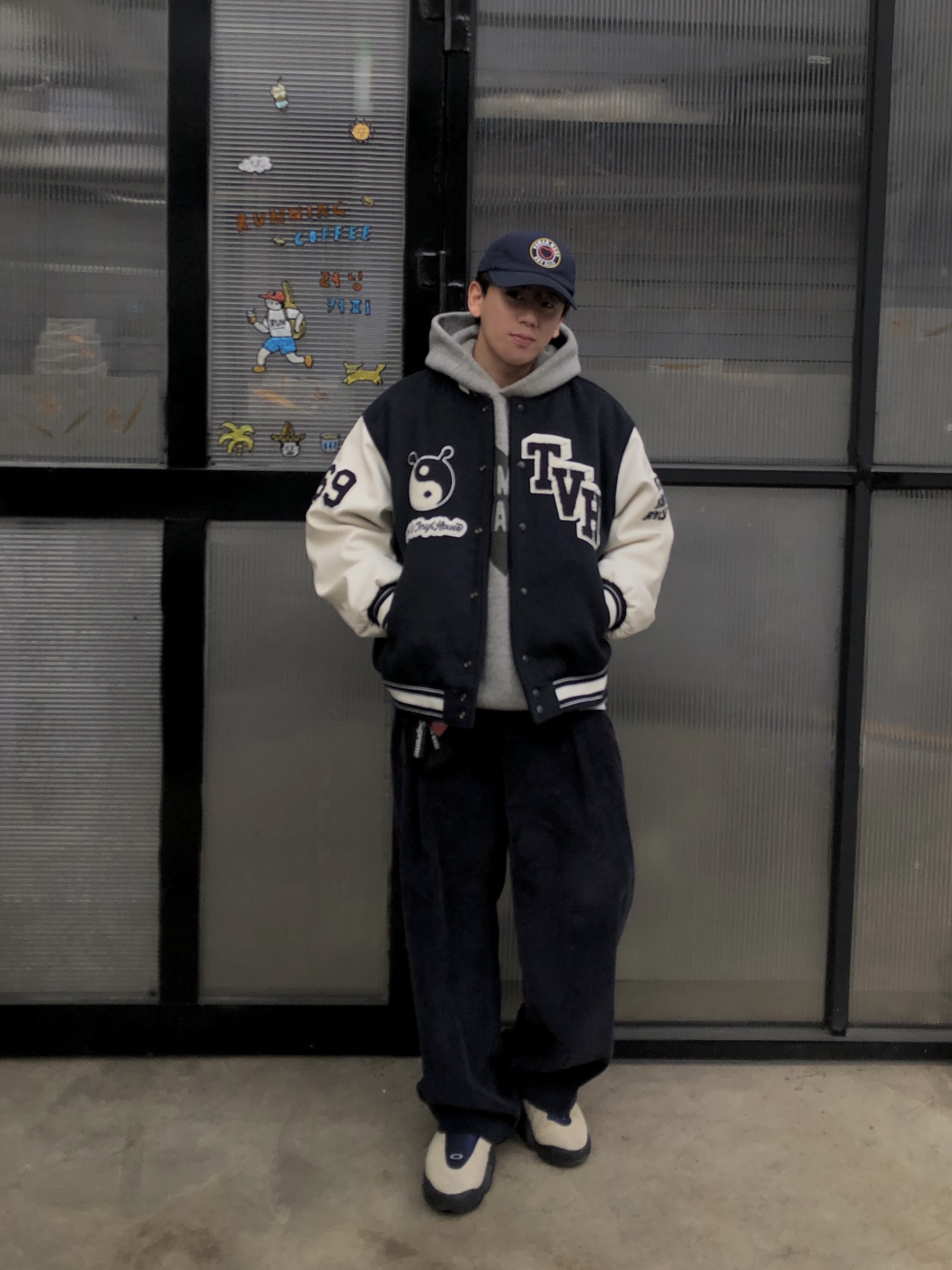 Oakley Factory Team x Brain Dead Flesh Sand Blue, Human Made 6 Panel Twill Cap #2 Navy 착용 스타일