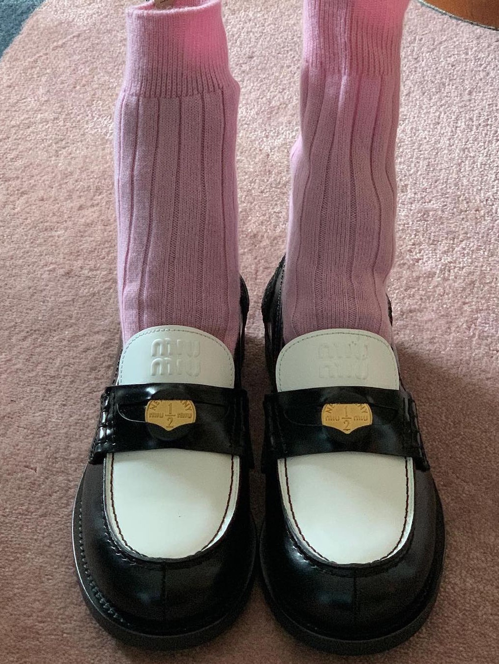 (W) Miu Miu Leather Penny Loafers Black White, (W) Miu Miu Leather Penny Loafers Tobacco White 착용 스타일 - 2