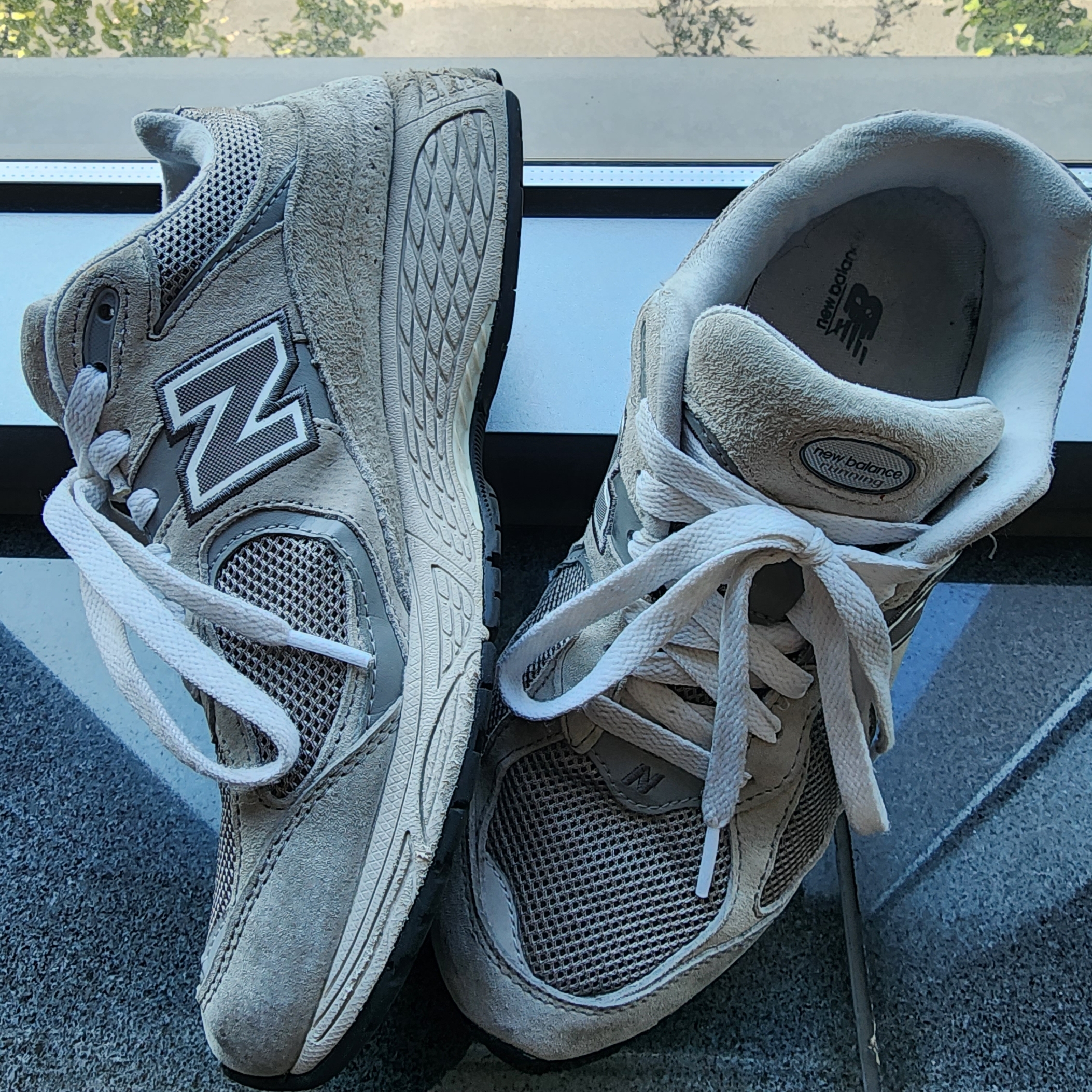 New Balance 2002R Grey 착용 스타일
