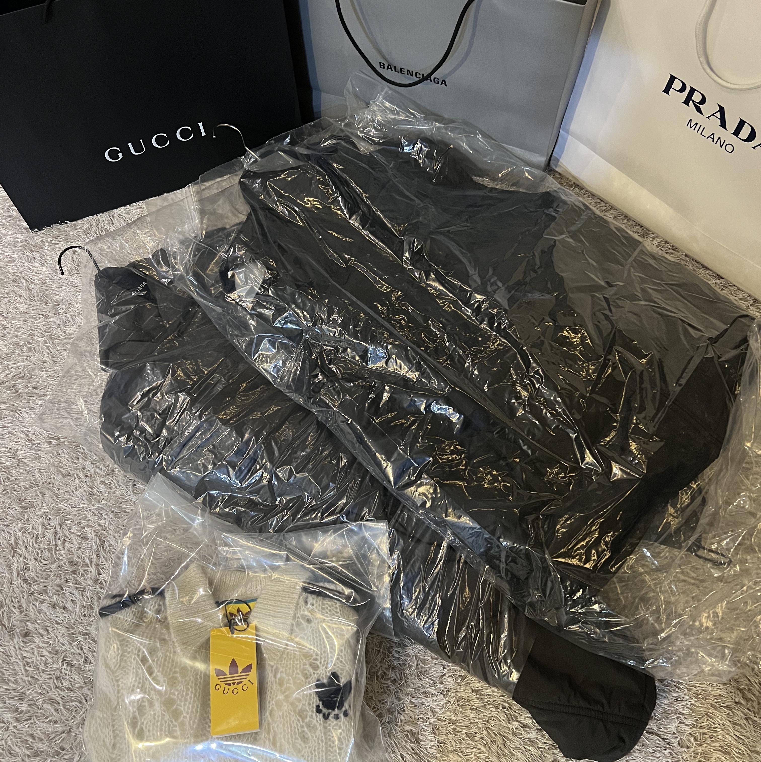Balenciaga Sporty B Nylon Padded Pullover Hoodie Black, Zara Utility Cargo Jeans Black 착용 스타일 - 3