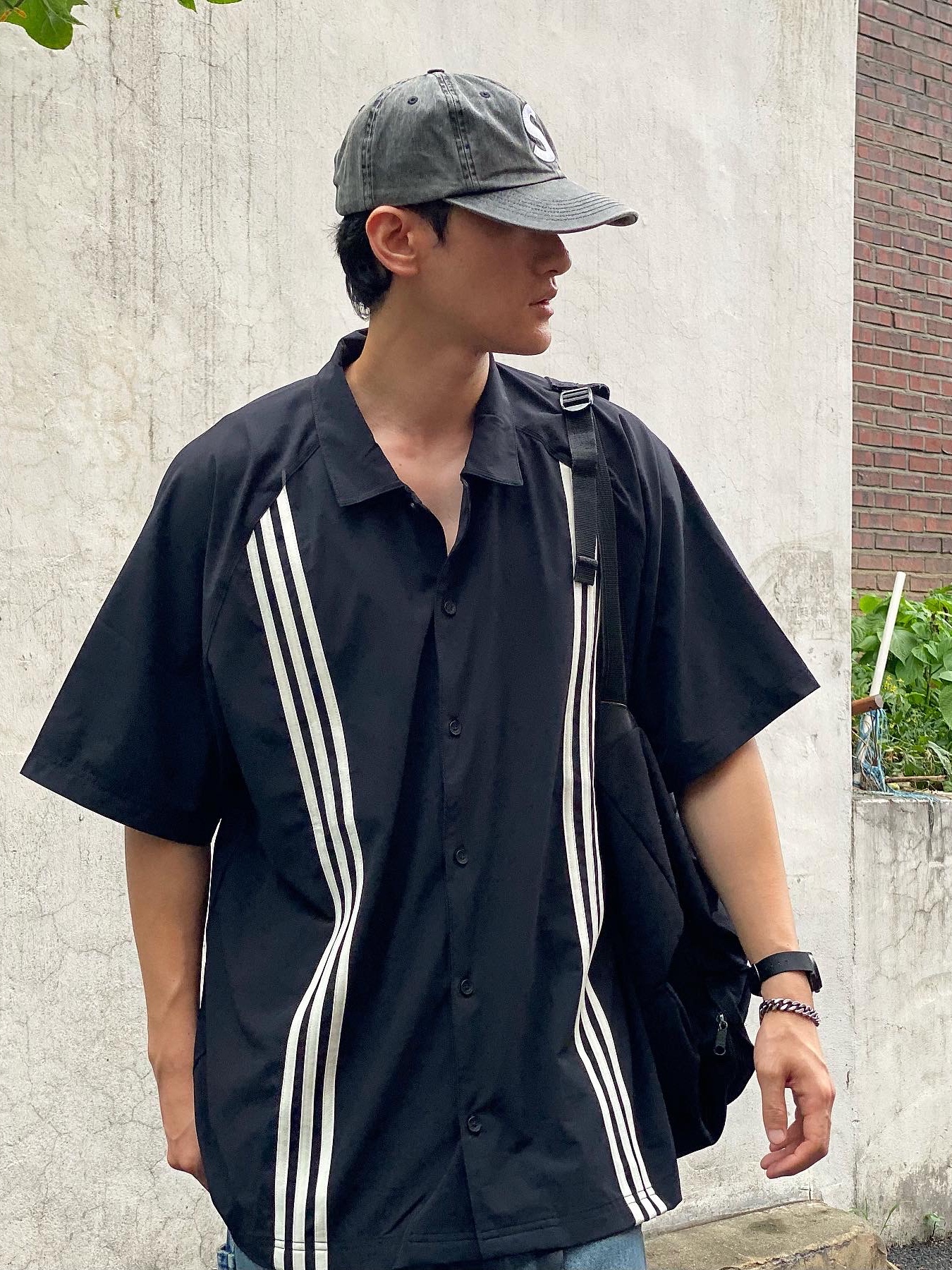 Supreme Pigment Canvas S Logo 6-Panel Black - 23SS, Adidas Yeezy 500 Utility Black 2022/2023 착용 스타일 - 2