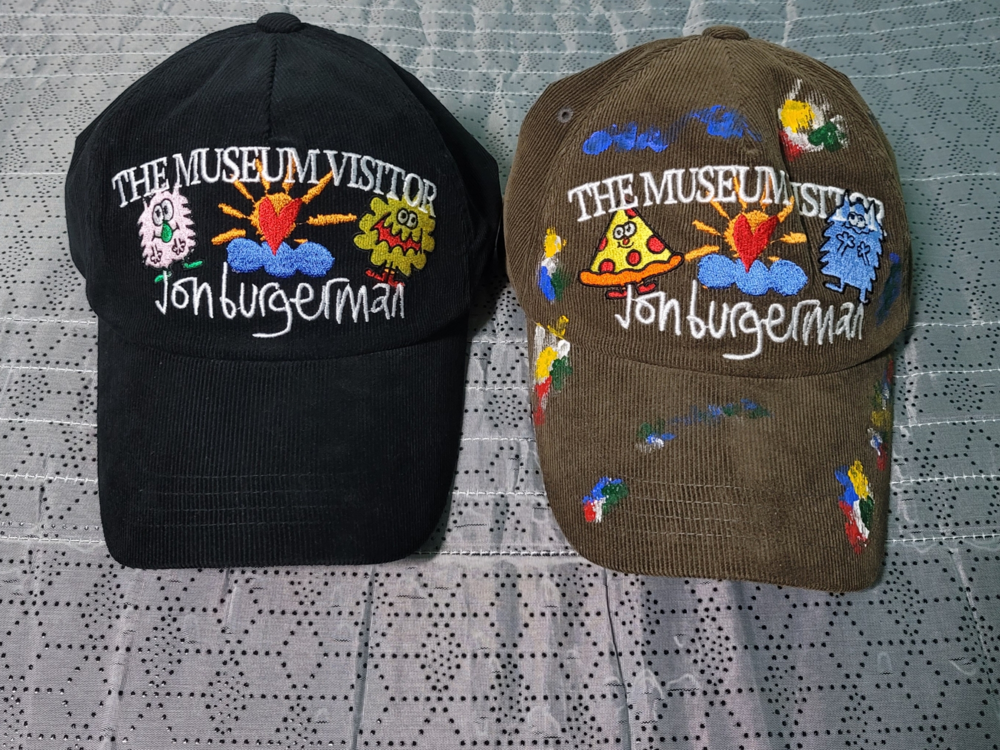 The Museum Visitor x Jon Burgerman Hand Painted Pizza & Poch Corduroy Ball Cap Brown, The Museum Visitor x Jon Burgerman Pinky Winky & Charlie Ball Cap Black 착용 스타일