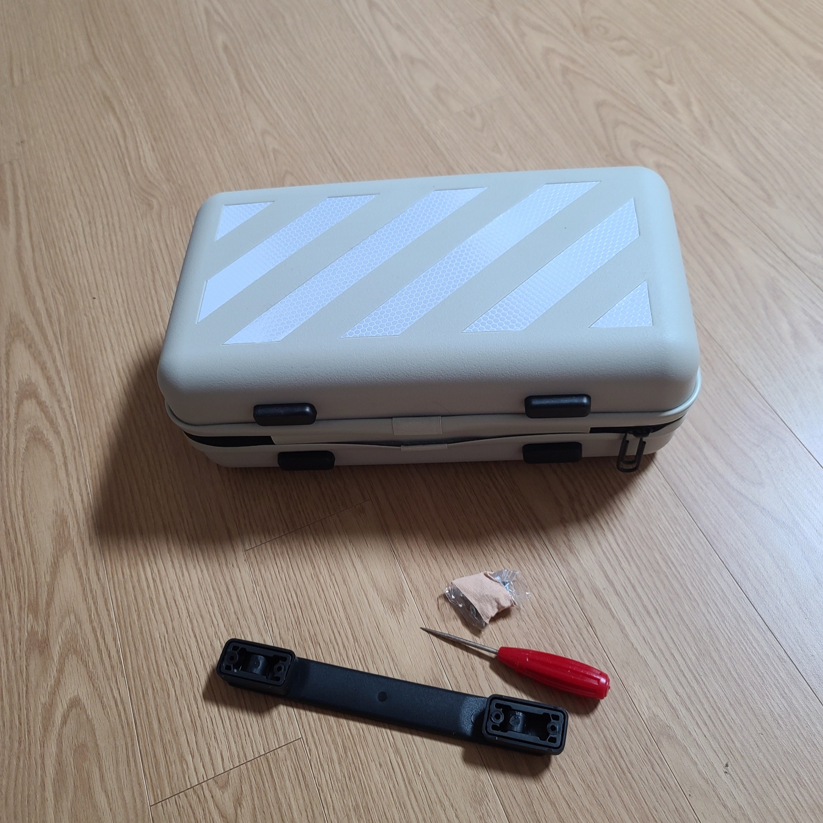Off-White x Amore Pacific Protection Box (Without Cosmetics) 착용 스타일 - 4