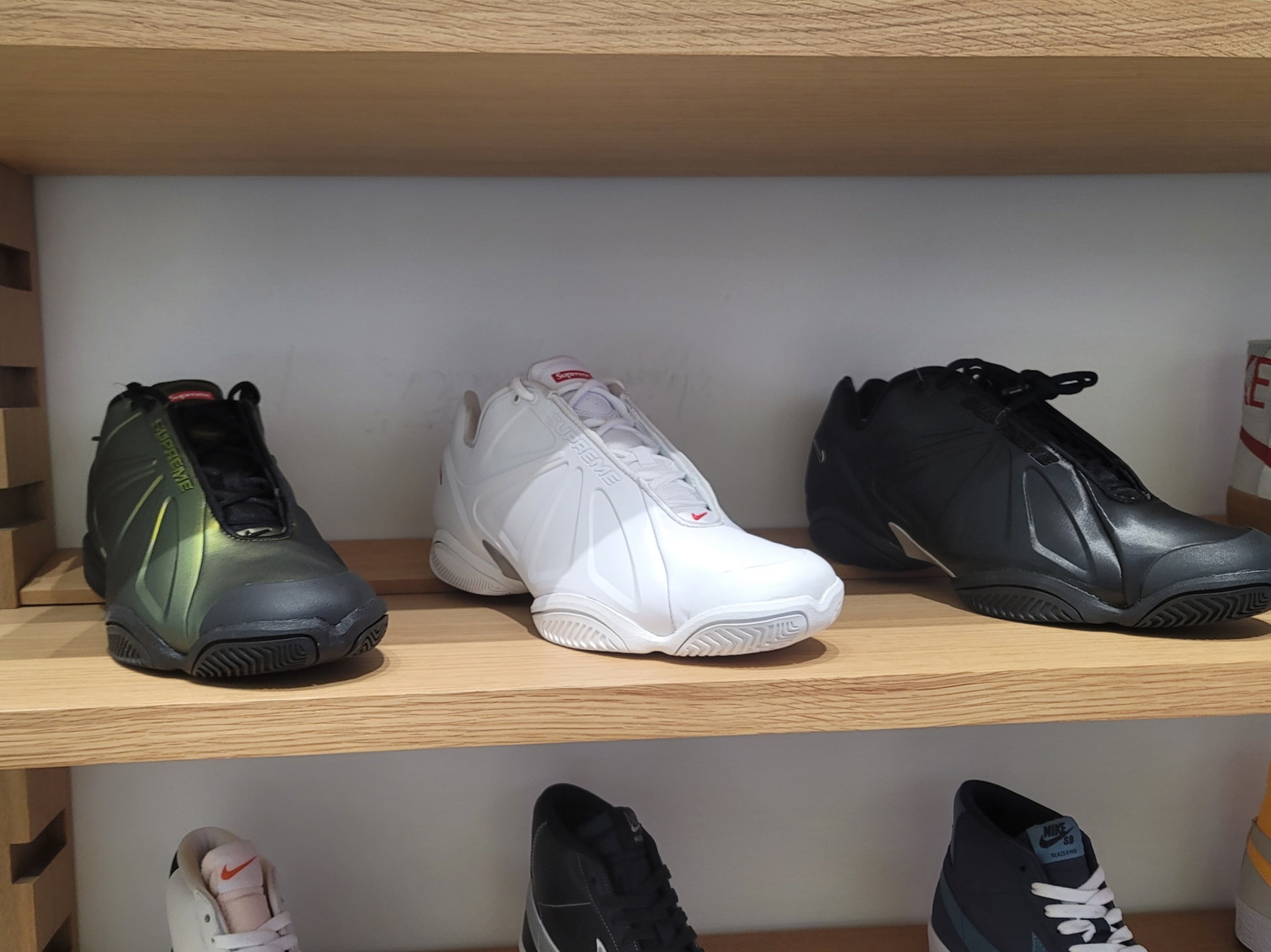 Nike x Supreme Air zoom Courtposite SP Metallic Gold Black, Nike x Supreme Air Zoom Courtposite SP White University Red 착용 스타일