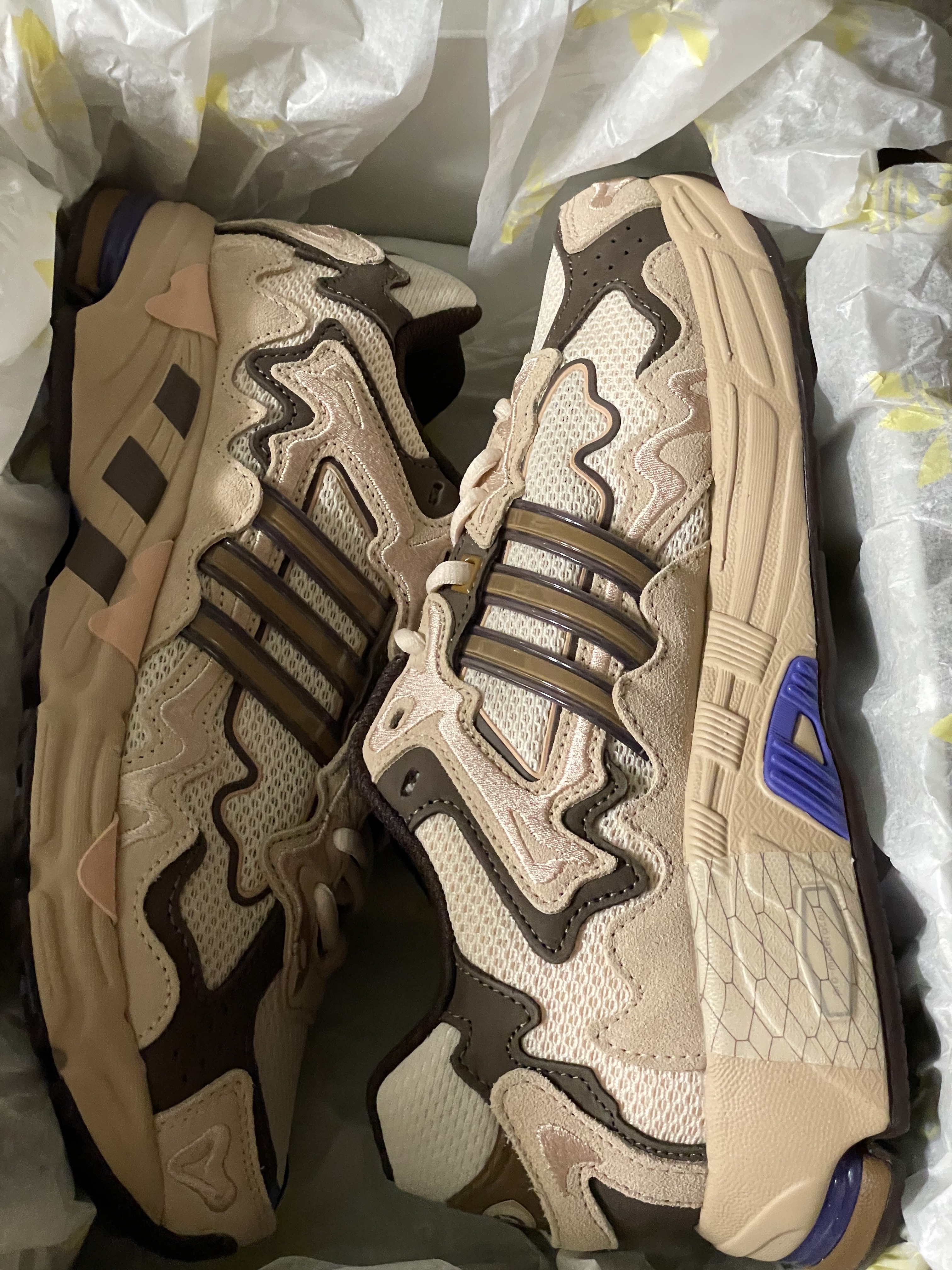 Adidas x Bad Bunny Response CL Ecru Tint 착용 스타일 - 4