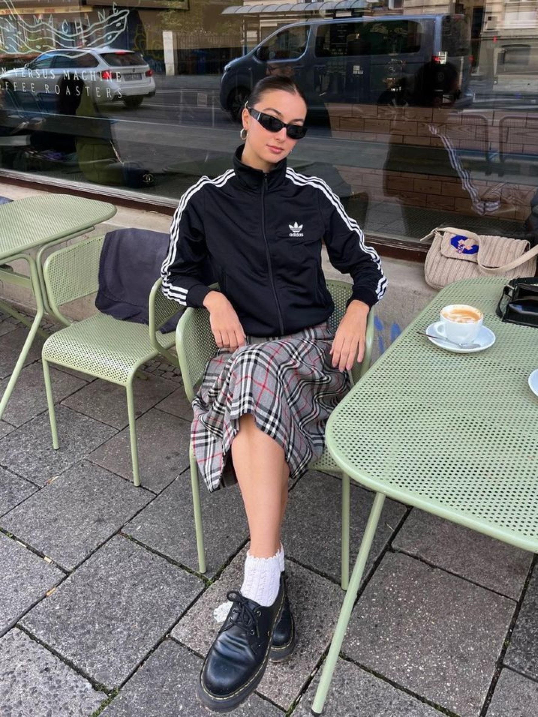 Balenciaga x Adidas Cropped Sweatpants Navy Blue, (Kids) Burberry Check Stretch Cotton Pleated Skirt Archive Beige 착용 스타일 - 3