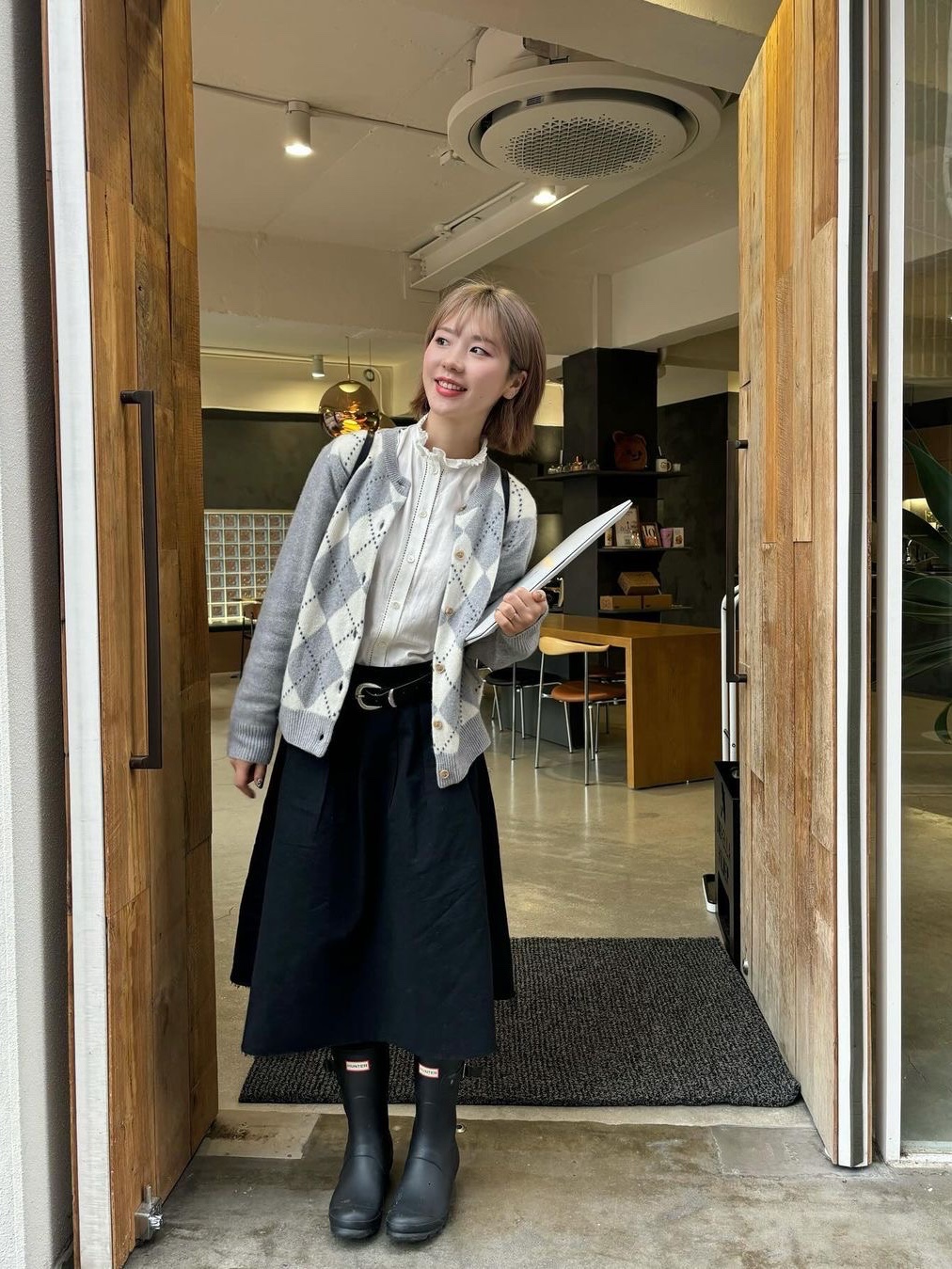 Millo Women Cut Off Pleated Skirt Black, (W) Hunter Play Tall Wellington Rain Boots Black 착용 스타일