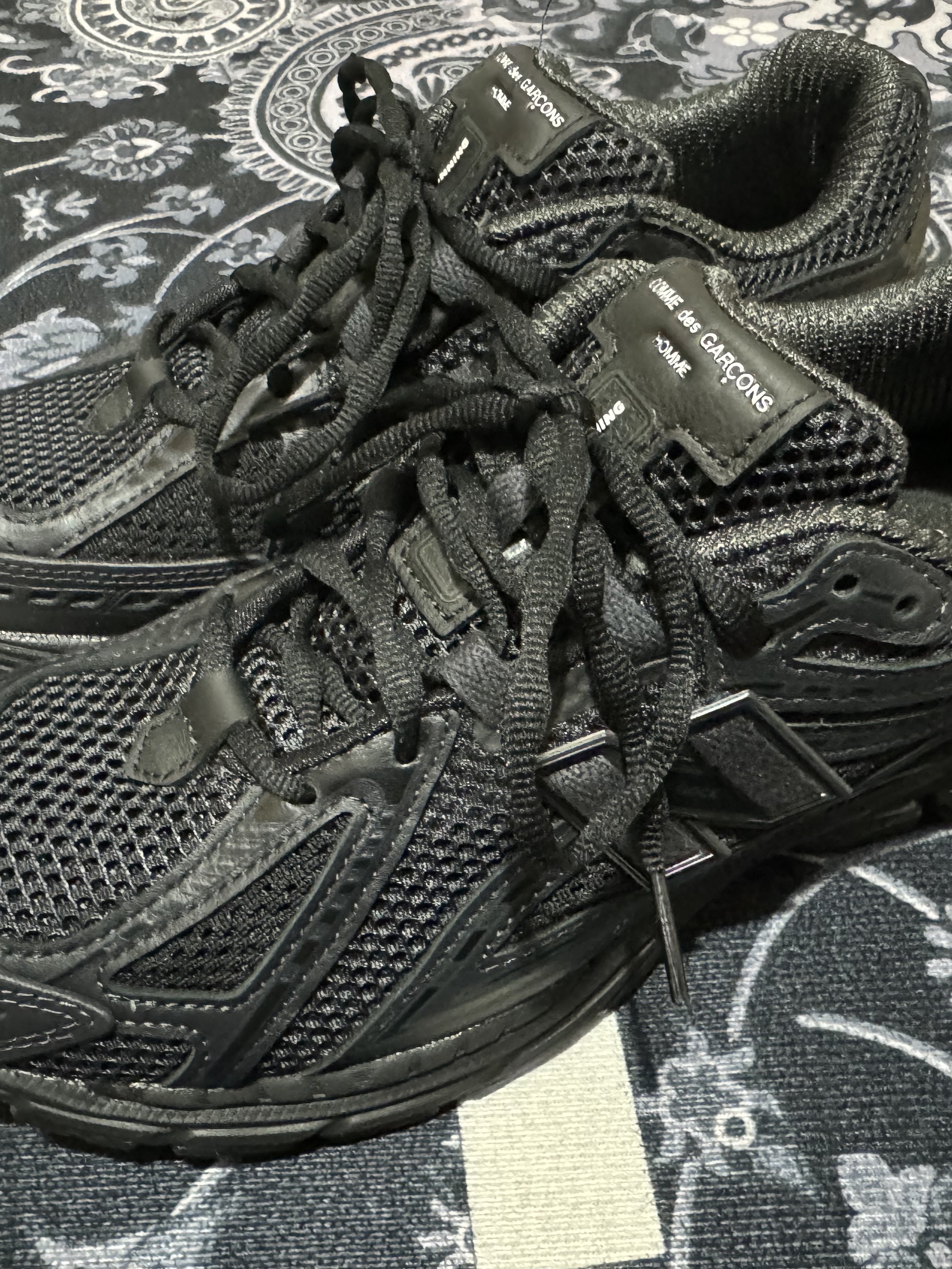 New Balance x Comme des Garcons Homme 1906R Black 착용 스타일 - 2