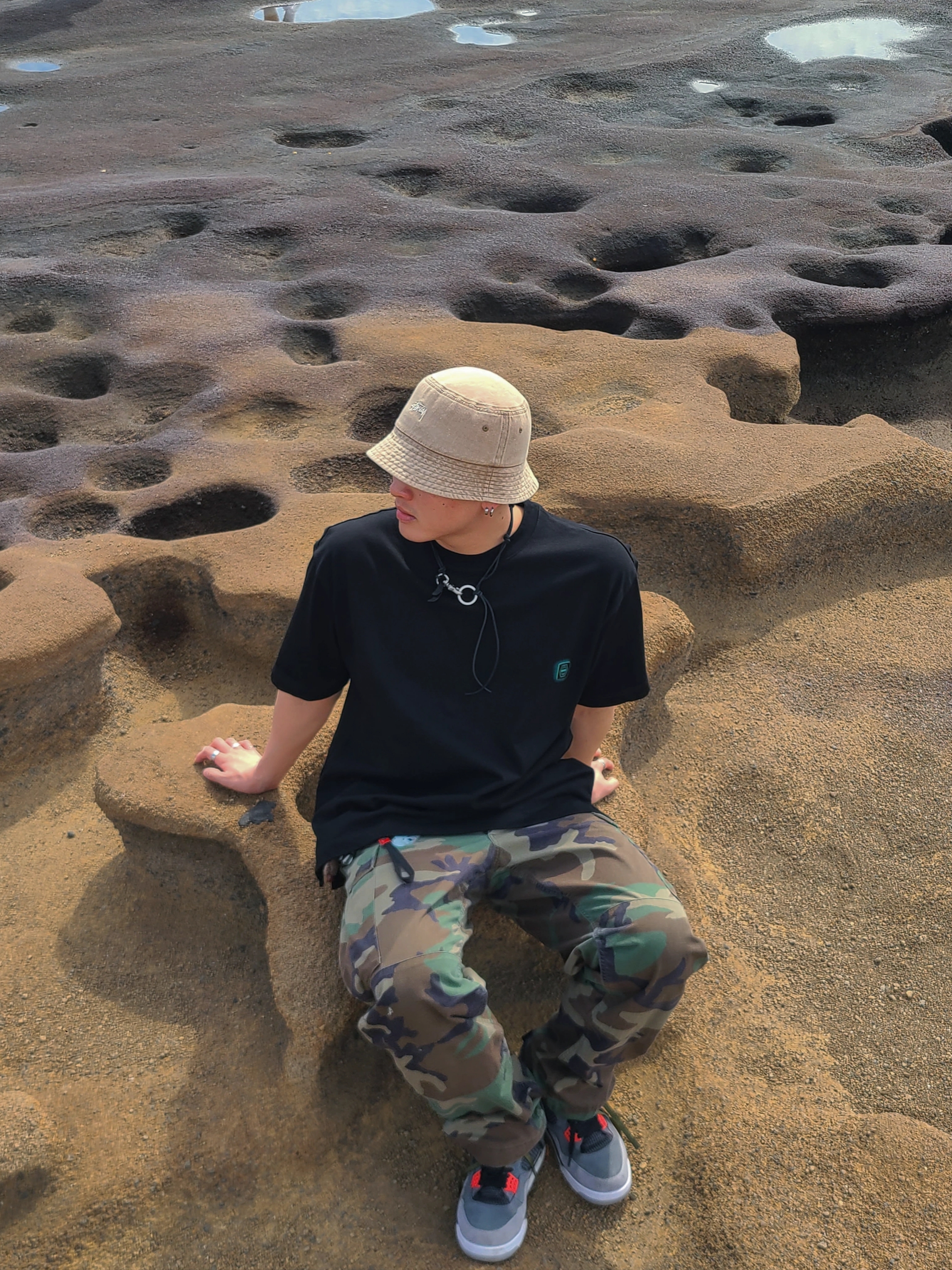 Our Legacy Ladon Leather Keychain Black, Stussy Washed Stock Bucket Hat Olive 착용 스타일