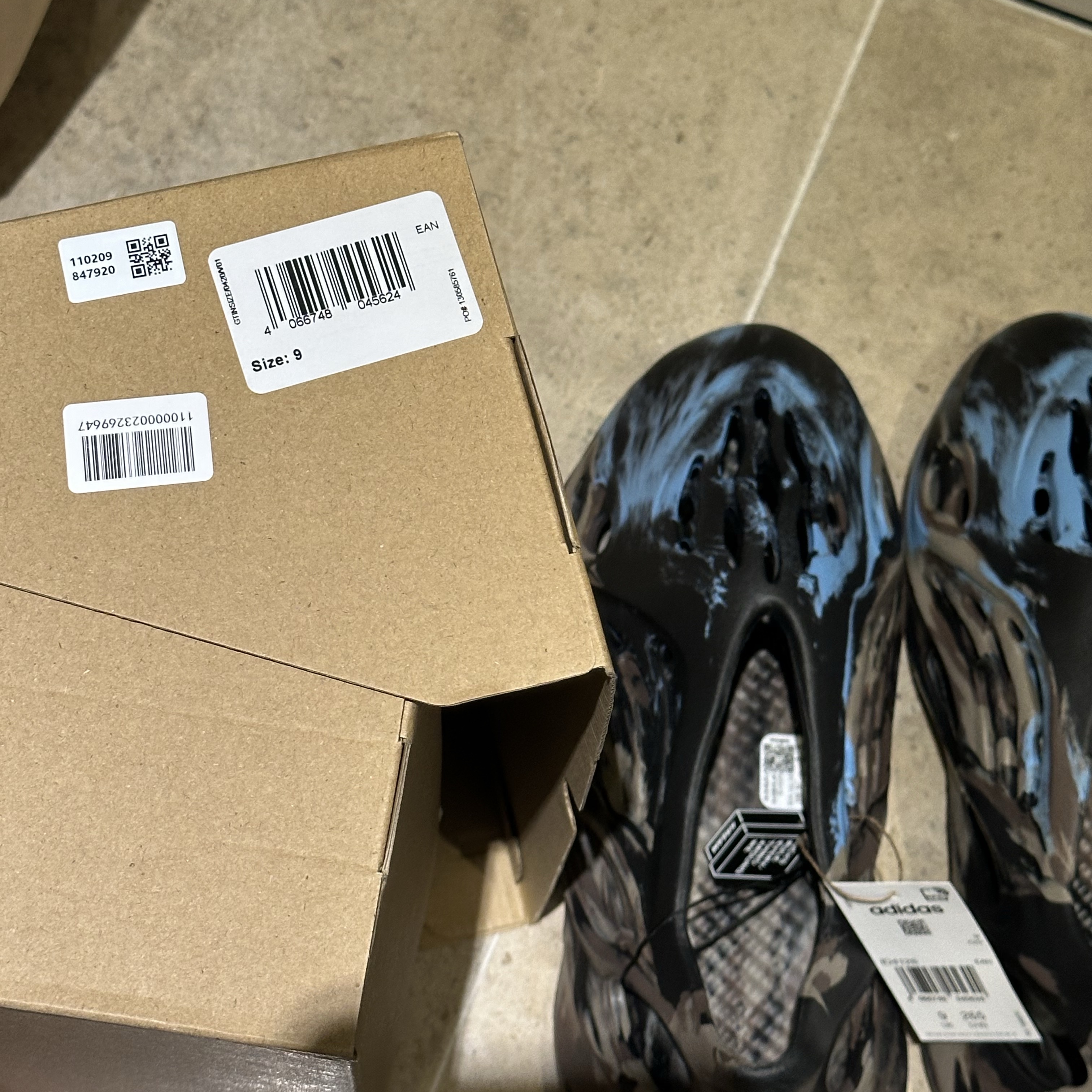 Adidas Yeezy Foam RNNR MX Cinder 착용 스타일