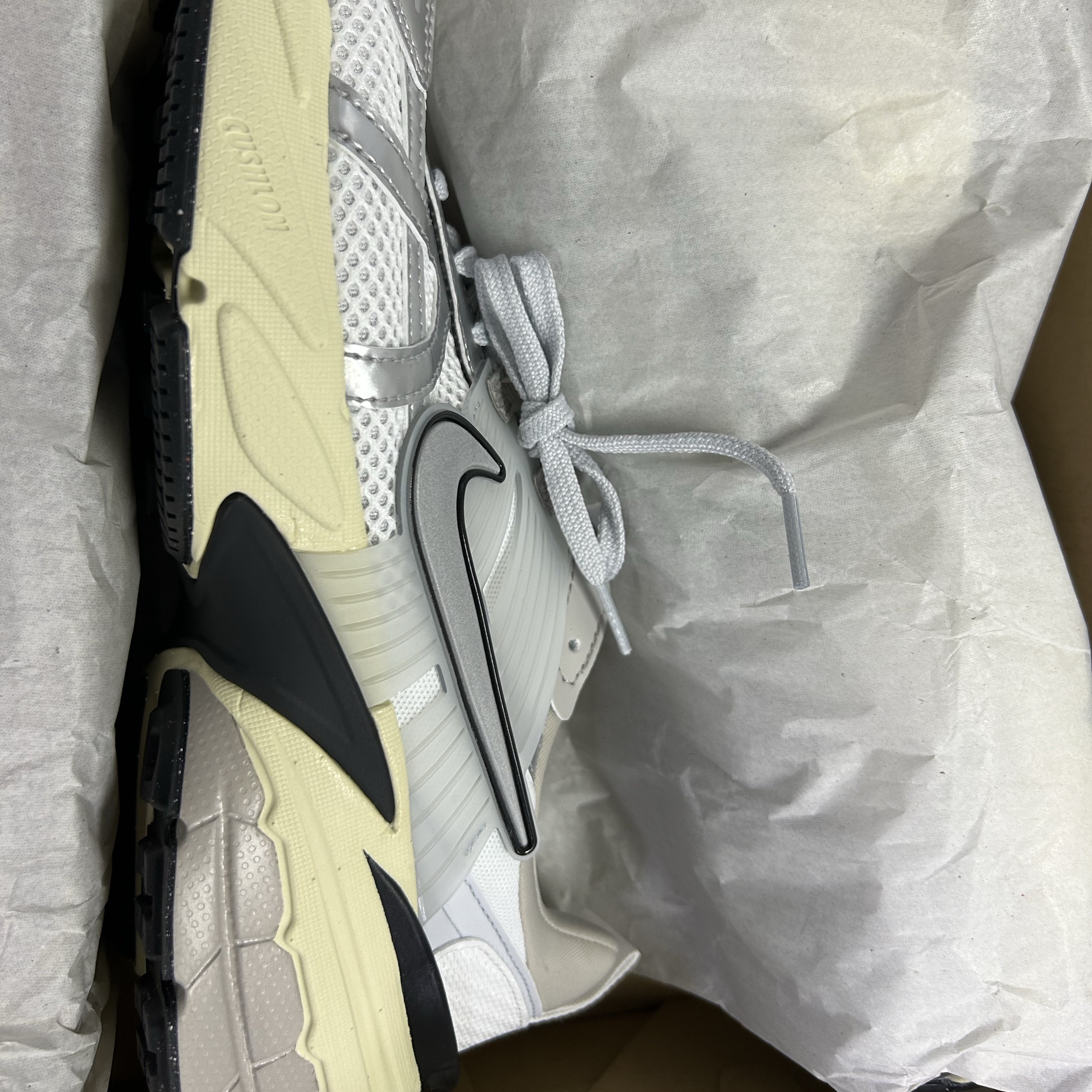 Nike V2K Run Summit White Metallic Silver 착용 스타일