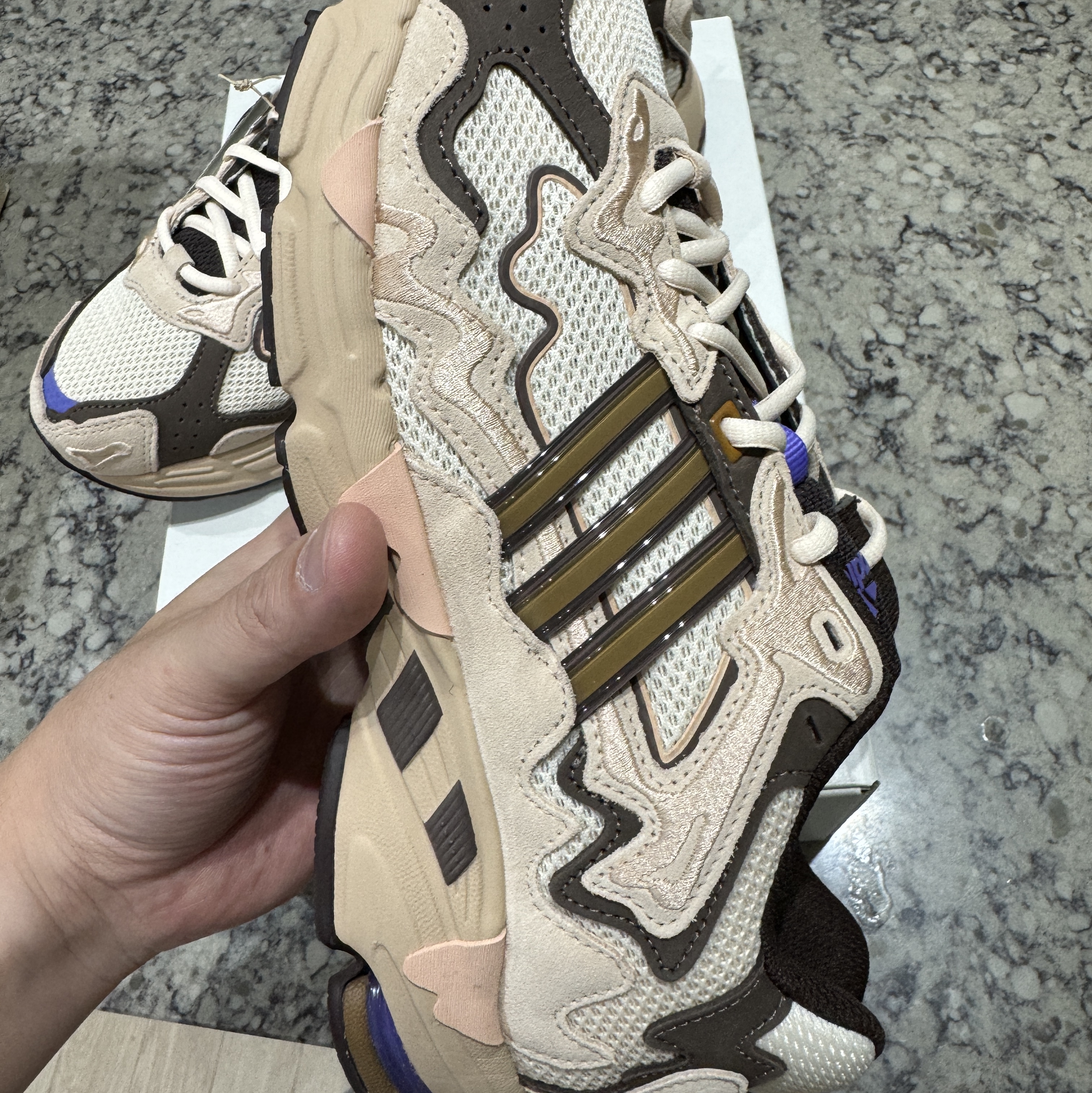 Adidas x Bad Bunny Response CL Ecru Tint 착용 스타일 - 3