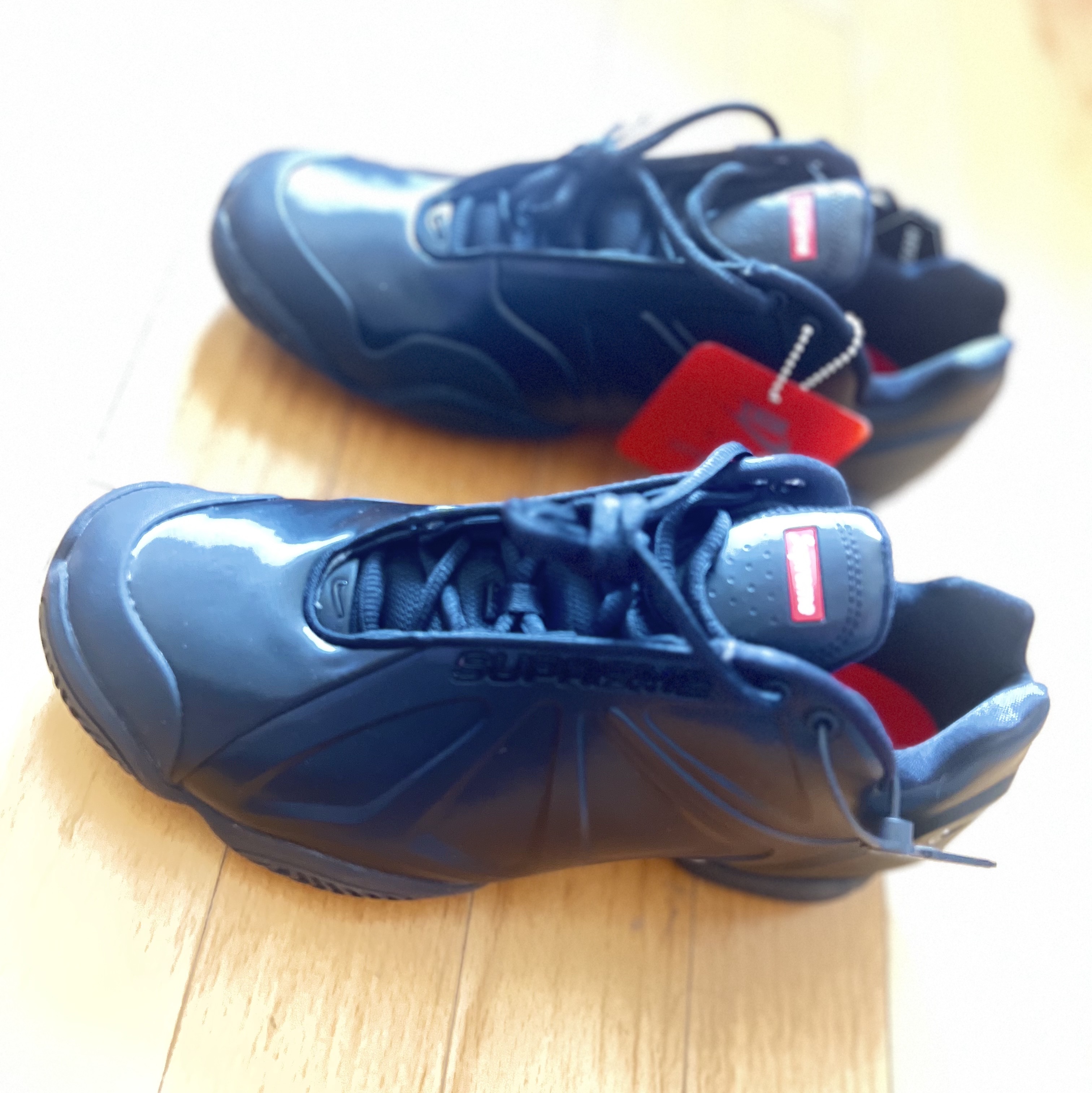 Nike x Supreme Air Zoom Courtposite SP Black Metallic Silver 착용 스타일 - 3