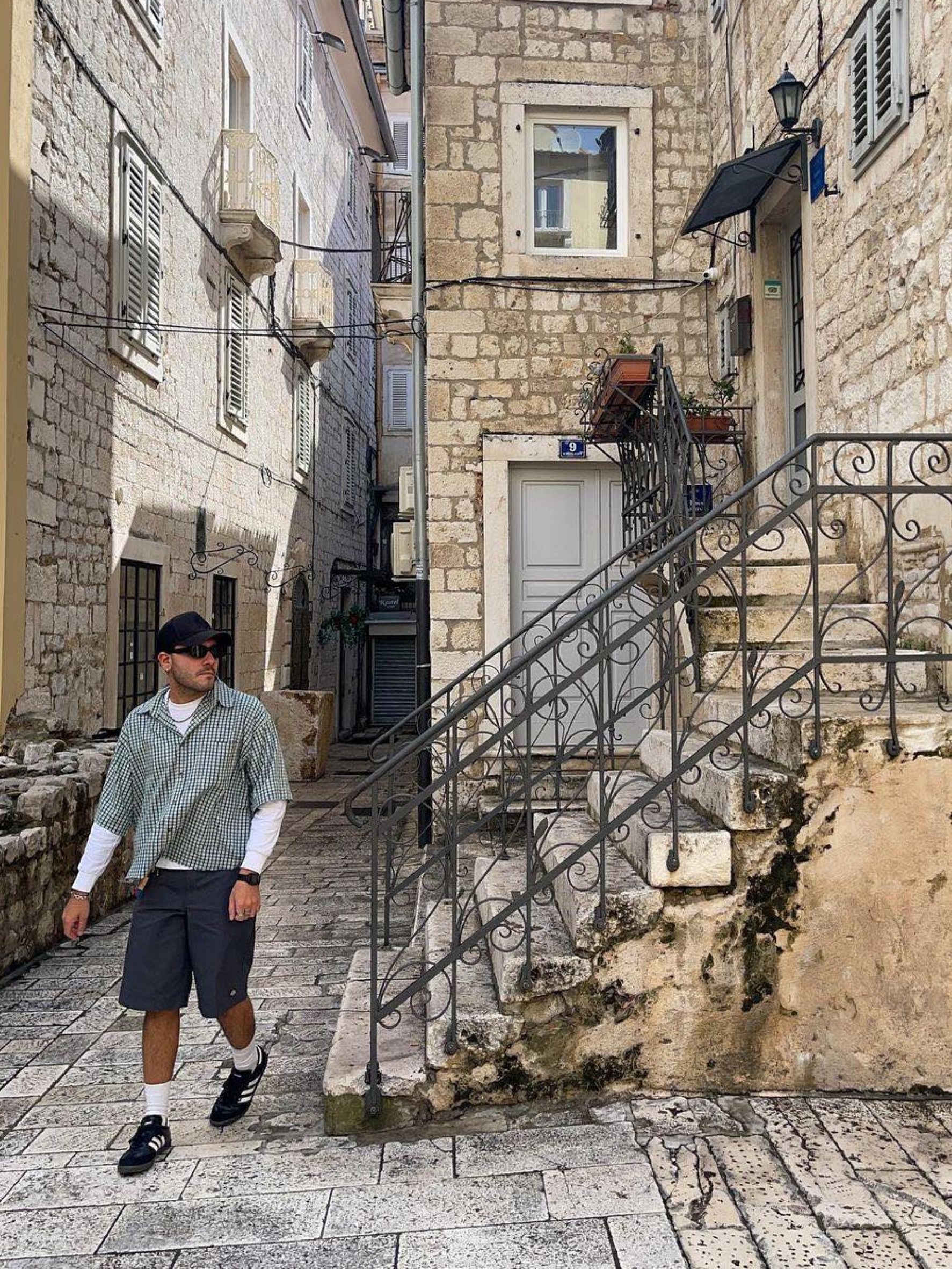 Play Comme des Garcons LS T-Shirt White, AMI de Coeur Long Sleeves T-Shirt White 착용 스타일 - 2