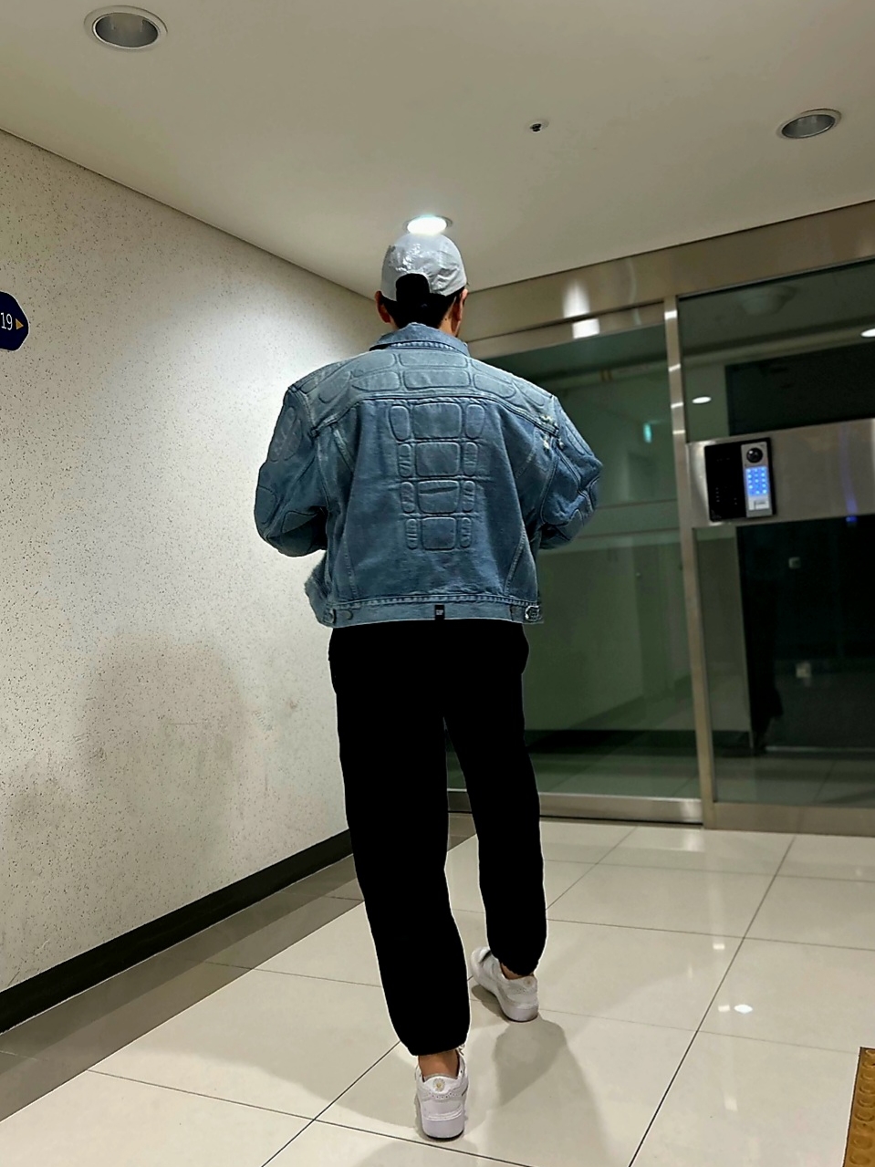 Yeezy Gap Engineered By Balenciaga Padded Denim Jacket Blue, Supreme Gloss Ripstop Camp Cap Light Grey - 23FW 착용 스타일 - 5
