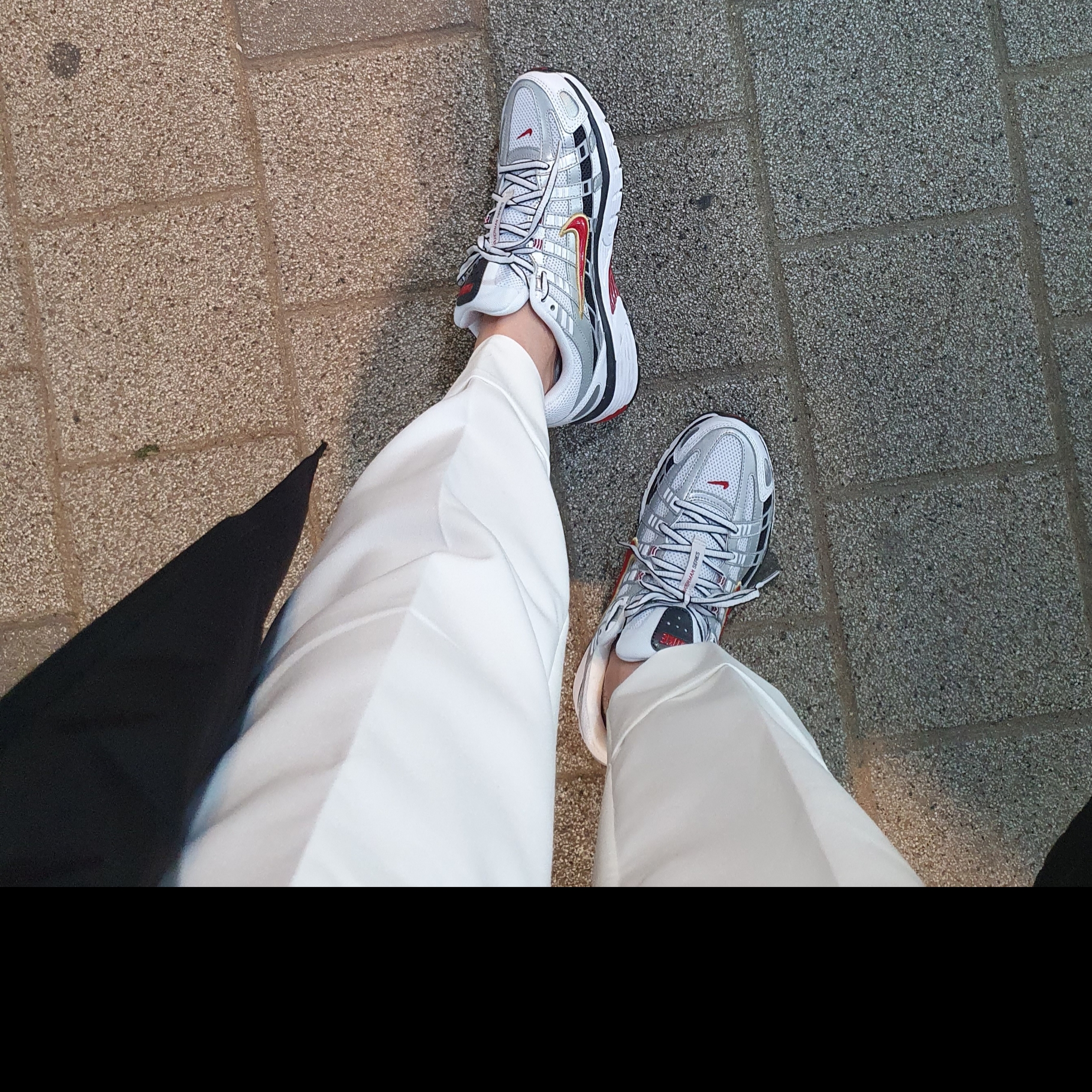 (W) Nike P-6000 Metallic Silver Red 착용 스타일 - 3