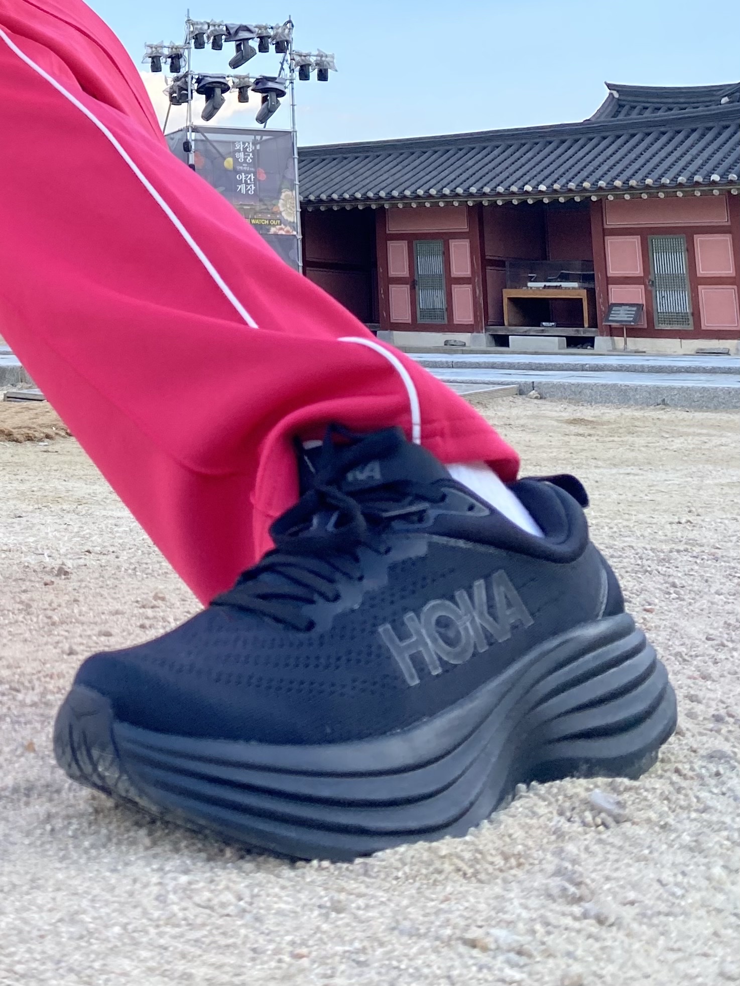 (W) Hoka Bondi 8 Black - Wide 착용 스타일 - 7
