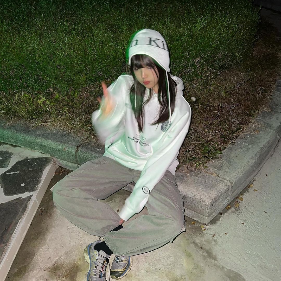 Opening Project Team Play Hoodie Black, Opening Project Team Play Hoodie White 착용 스타일 - 1