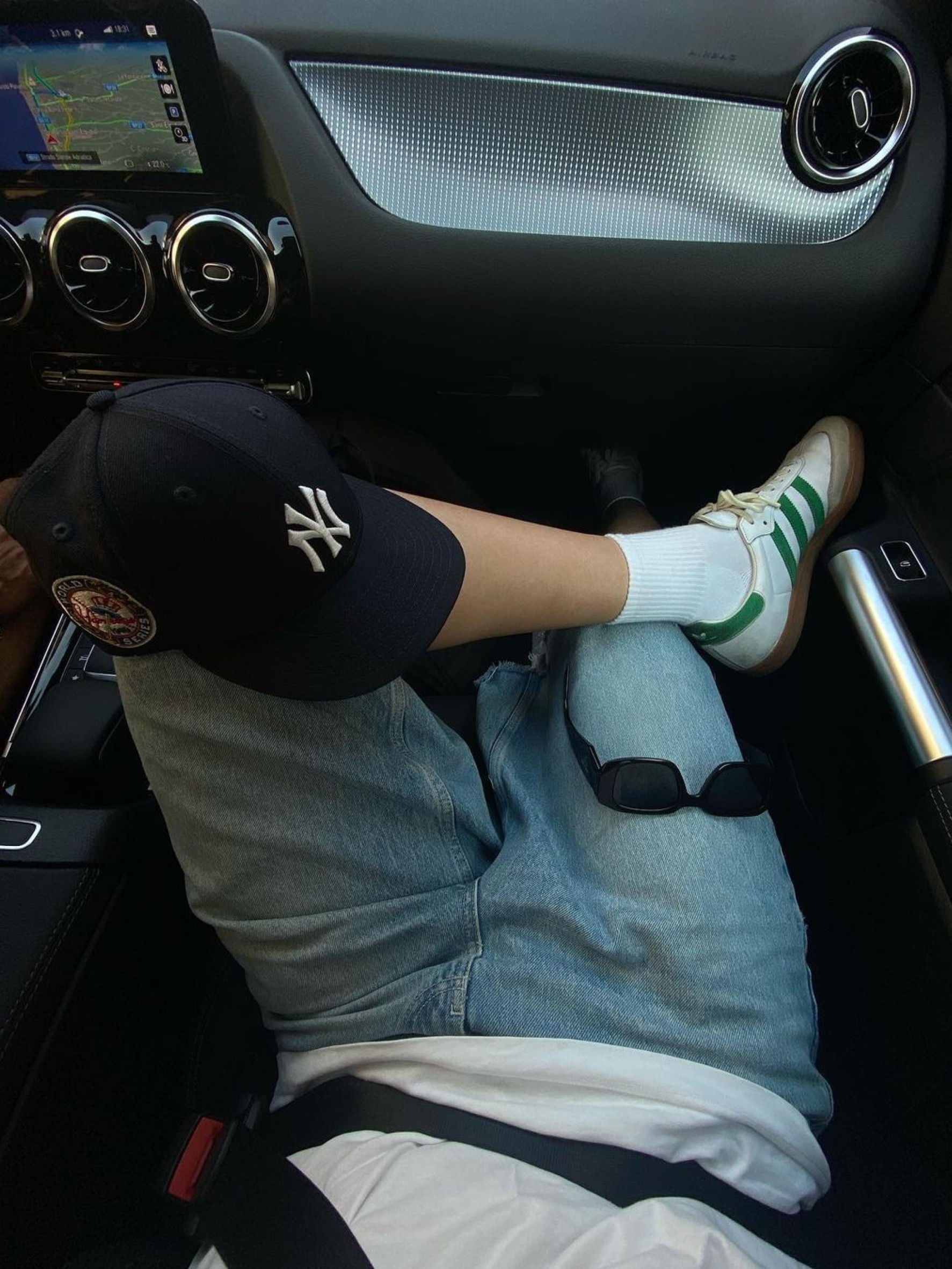 Adidaas Gazelle 85 Green White, Louis Vuitton LV Trainer Sneaker Damier Grained Leather Green 착용 스타일 - 5